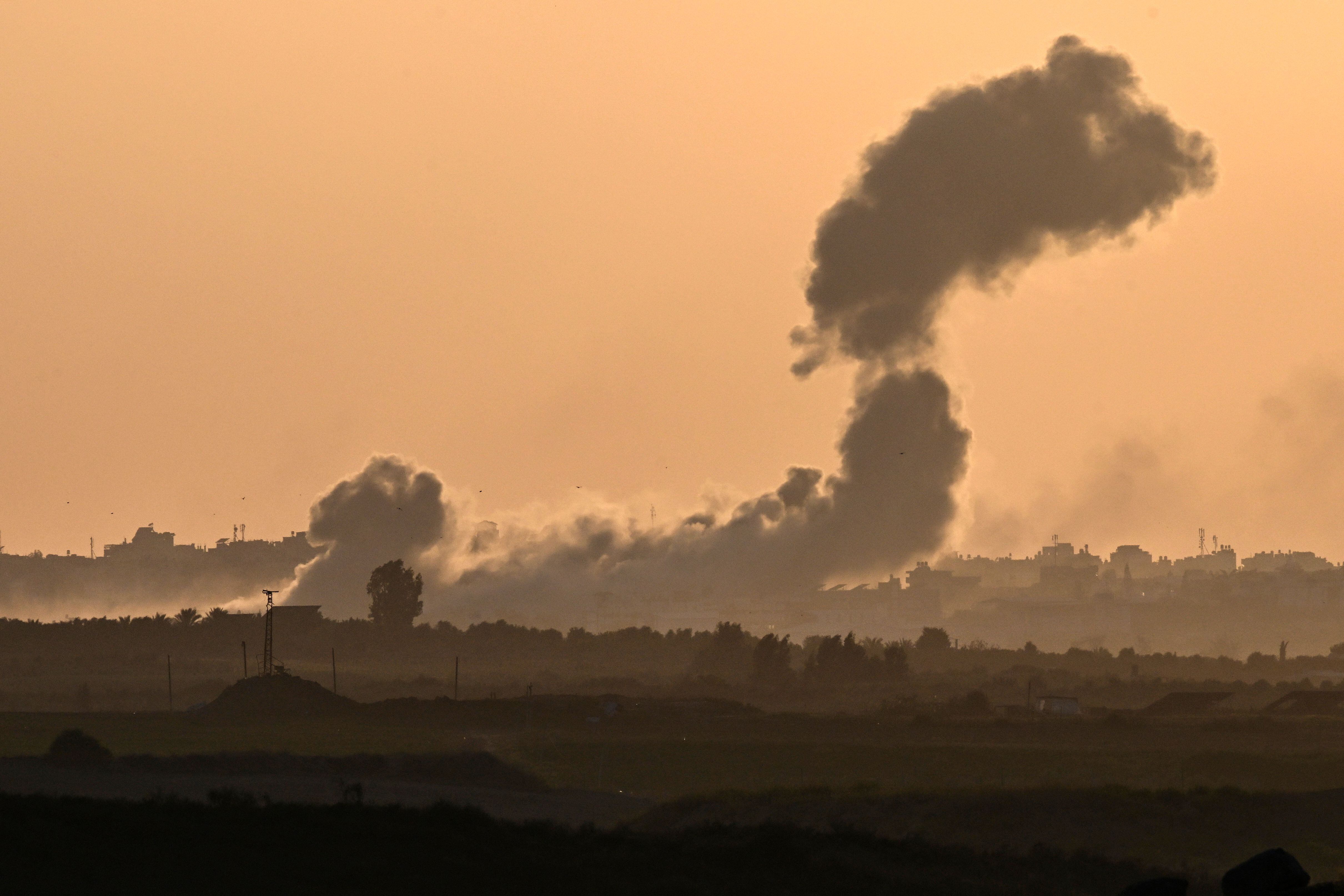 Columas de humo se levantan sobre Gaza por los bombardeos de Israel.
