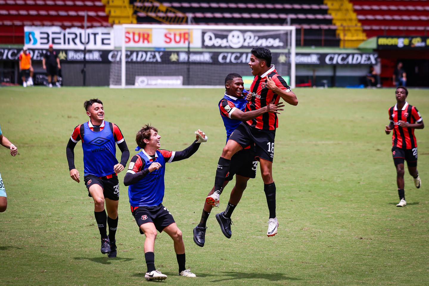 Luis Rodríguez (18) festeja su anotación en la final de la U-19 entre Liga Deportiva Alajuelense y Cartaginés.