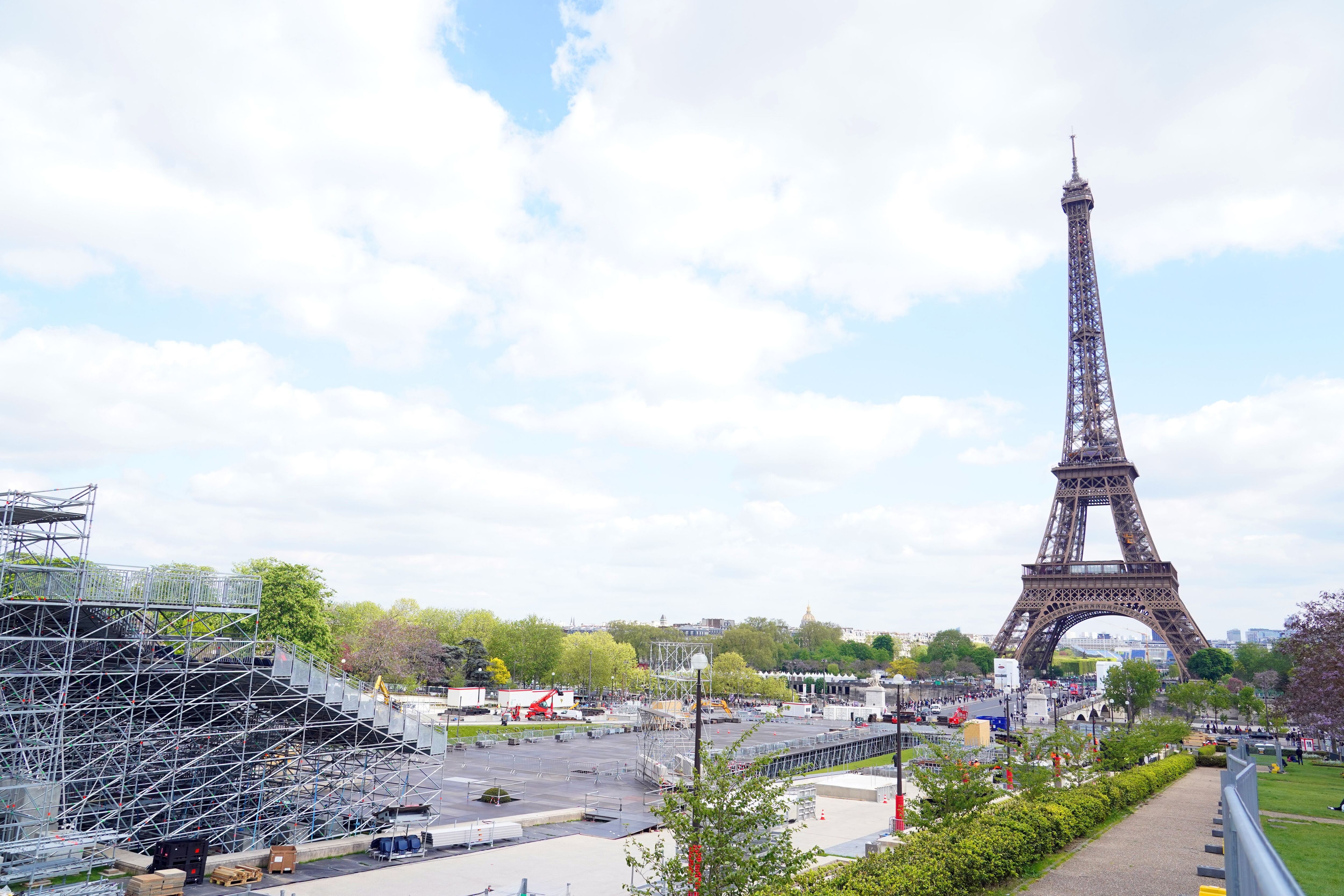 Las inmediaciones de la Torre Eiffel en París serán sede de las competiciones de voleibol de playa, el escenario de las justas no está finalizado. Fotografía: Shutterstock