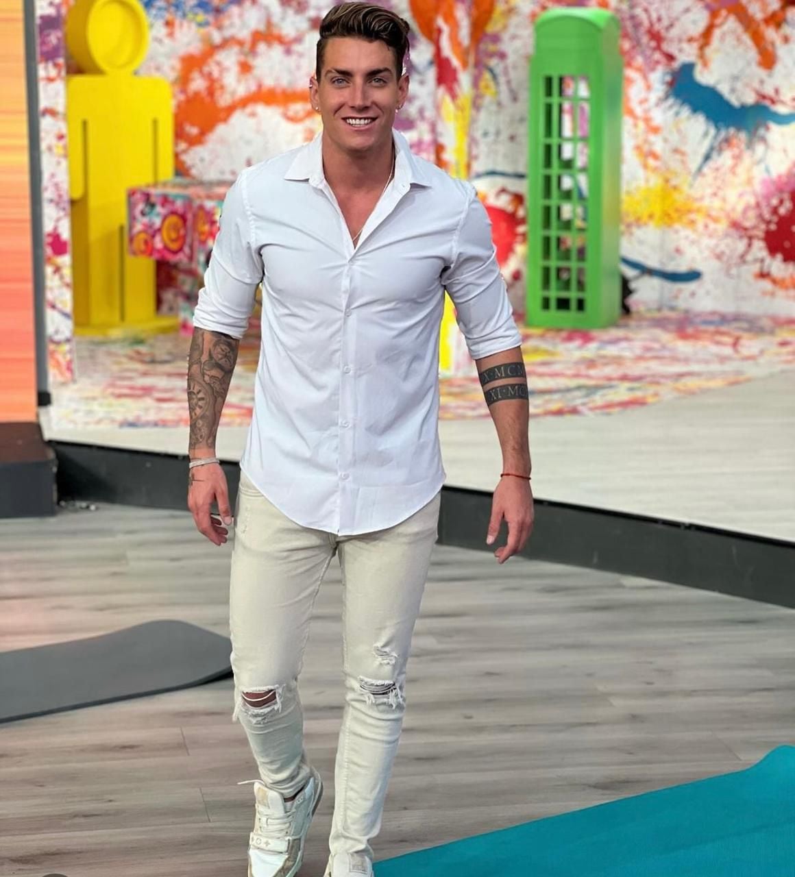 Agustín Fernández  es un modelo y estrella de 'realities', quien ha participado en producciones como 'Reto 4 Elementos' y Enamorándonos'.