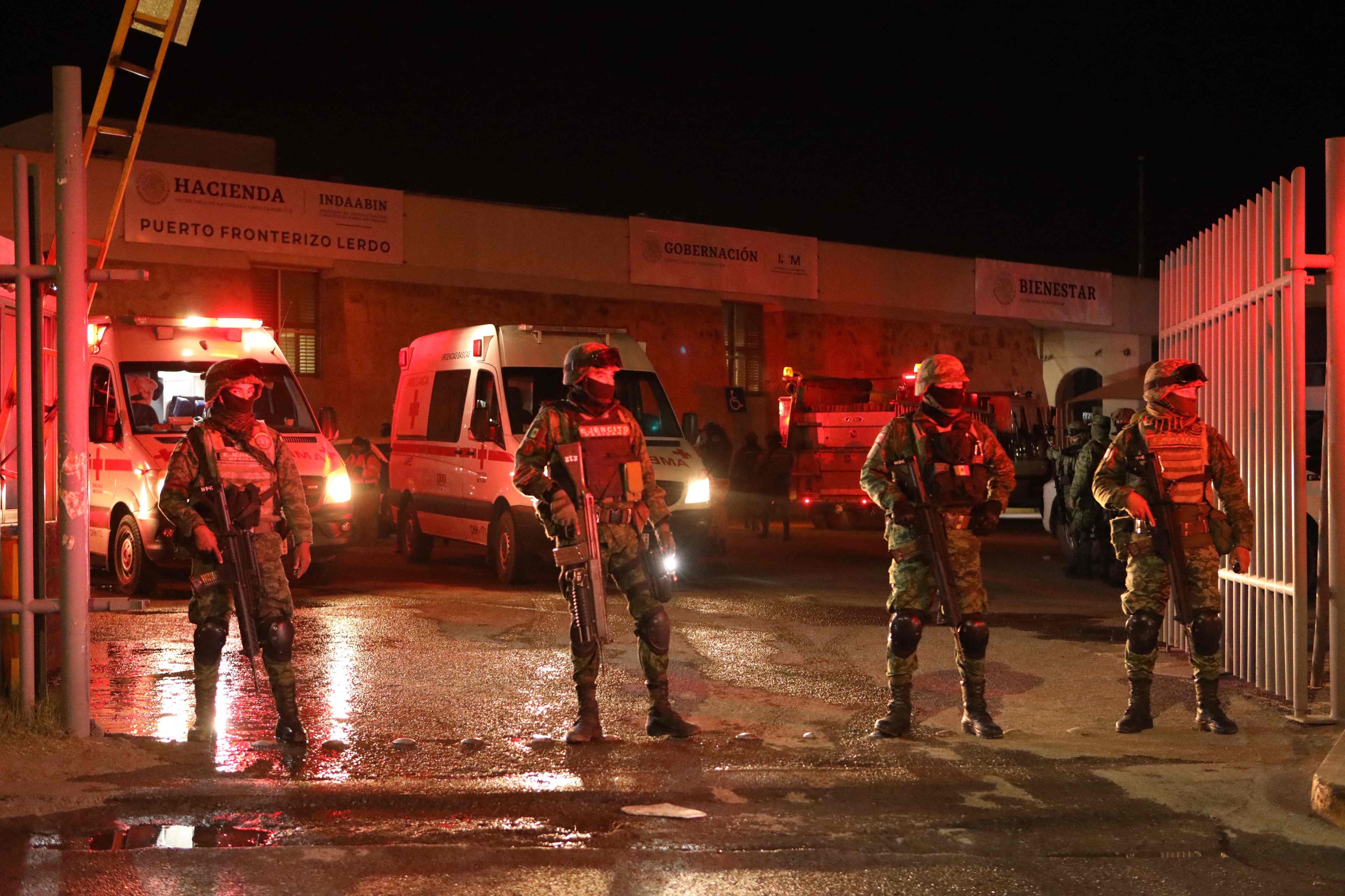 Soldados de la marina de México resguardaron el centro de migrantes que se incendió en Ciudad de Juárez.