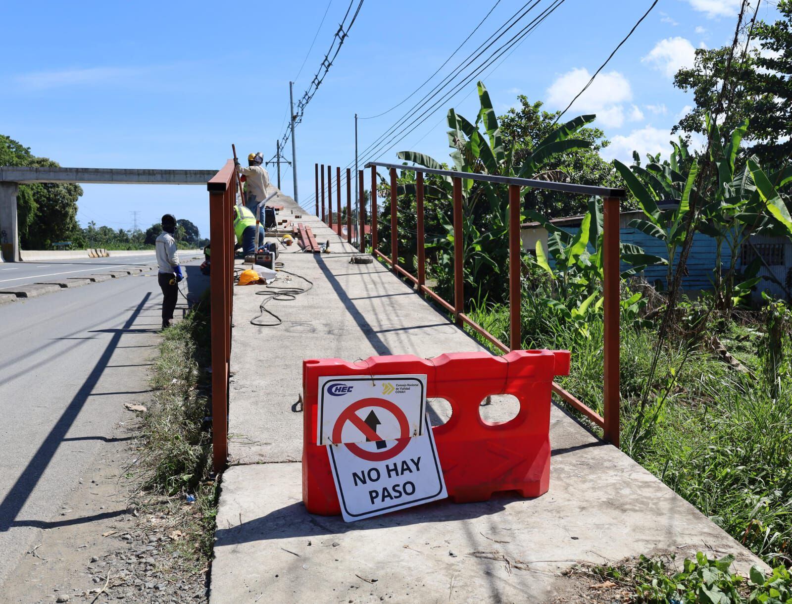 Luego de meses, fue retomada la colocación de la baranda el puente peatonal. Foto: Reiner Montero.