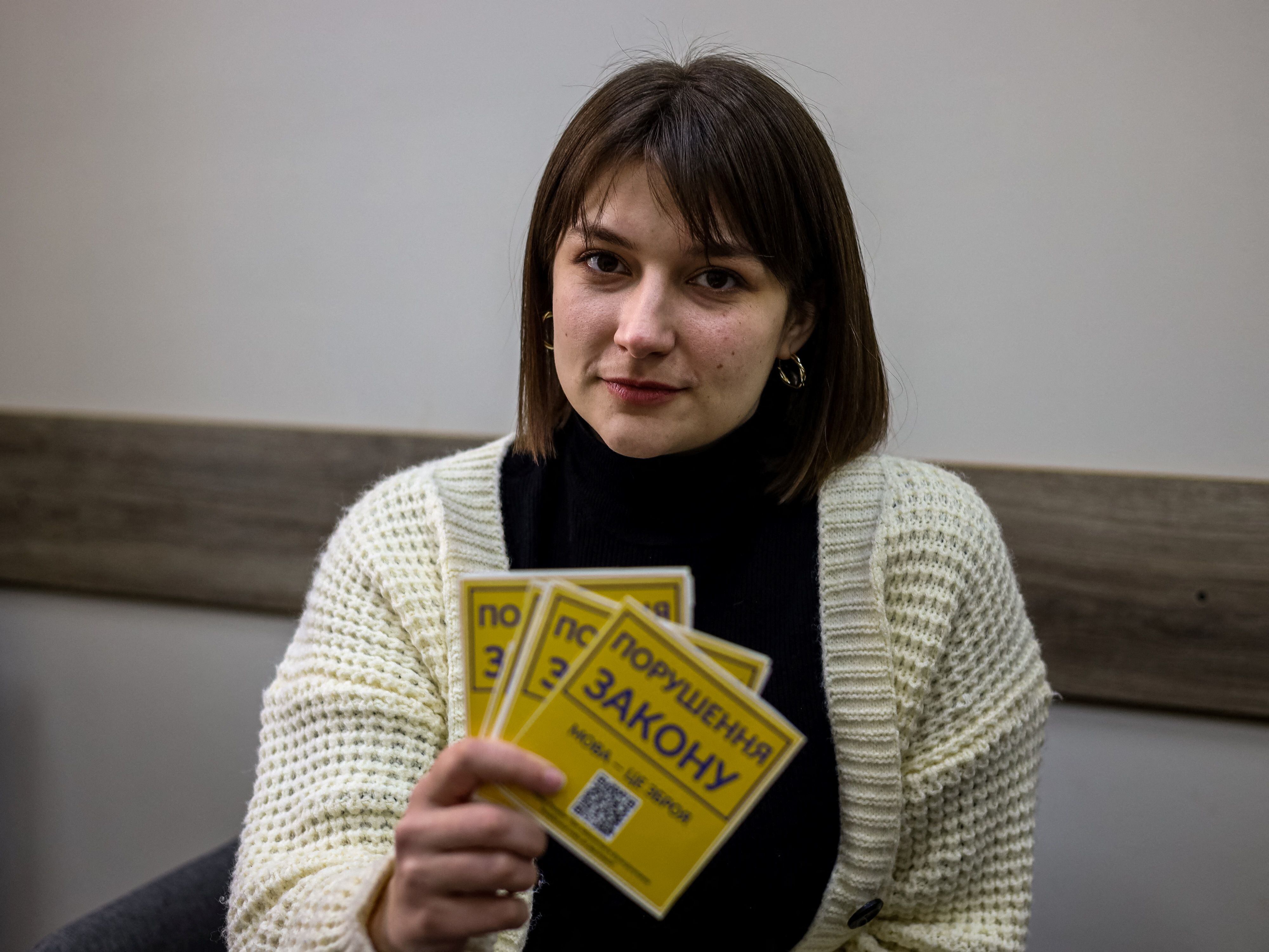Ekaterina Musienko posa para una foto con pegatinas que dicen 