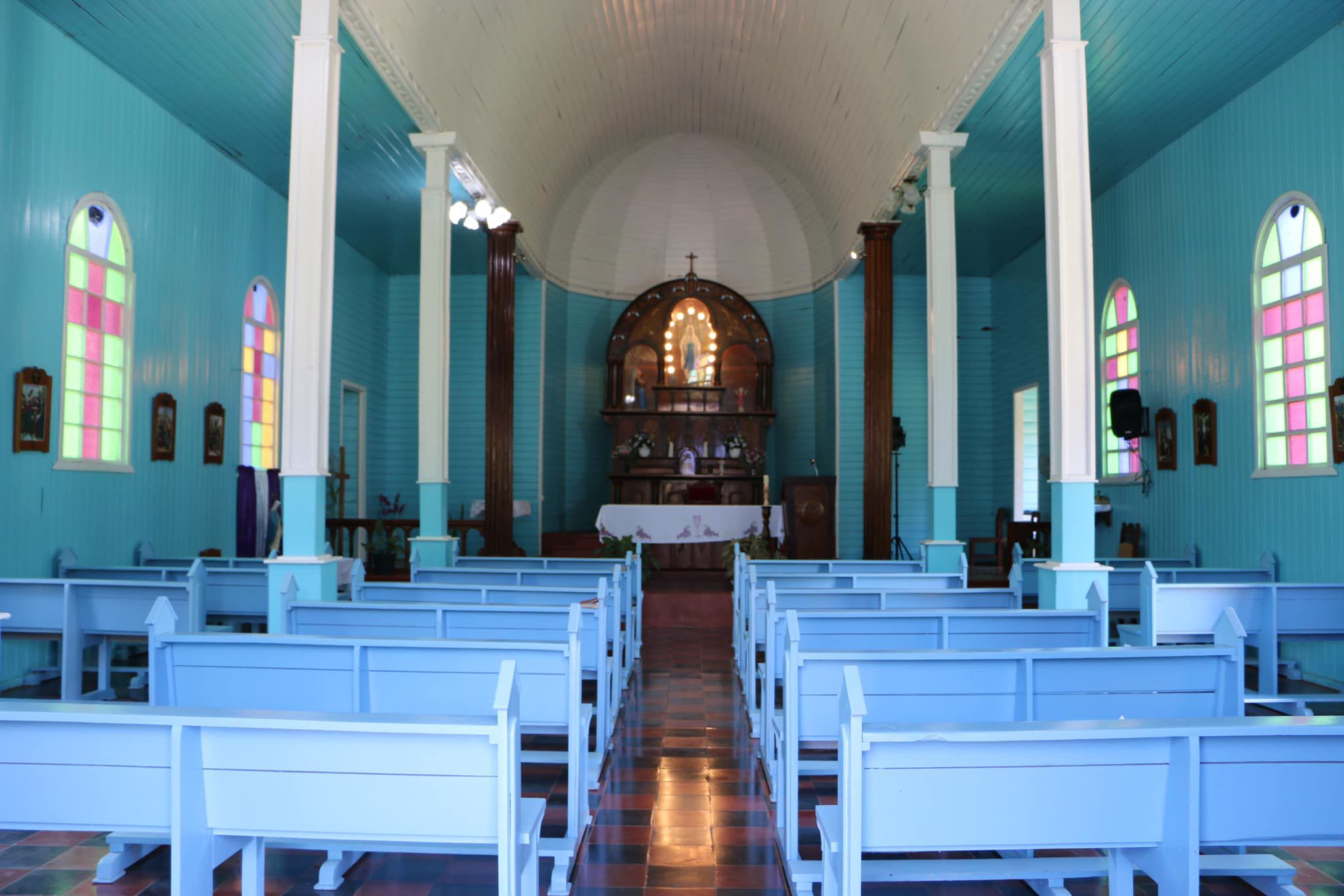 La ermita de Llano Grande tiene su color característico en celeste en el interior. Fotografía: Ministerio de Cultura y Juventud