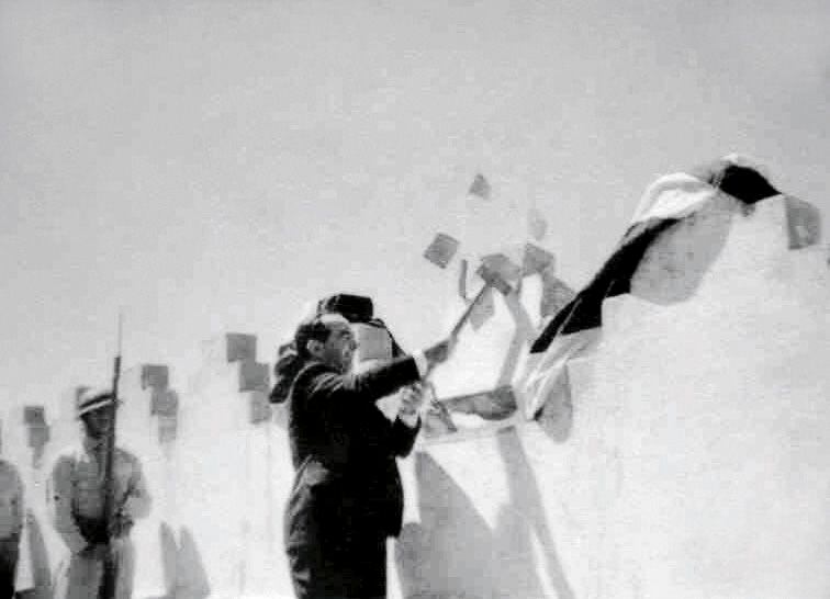 Imagen icónica: José Figueres Ferrer le da un golpe con un mazo al muro del Cuartel Bellavista (actual Museo Nacional), el 1 de diciembre de 1948.  Foto: Mario Roa.