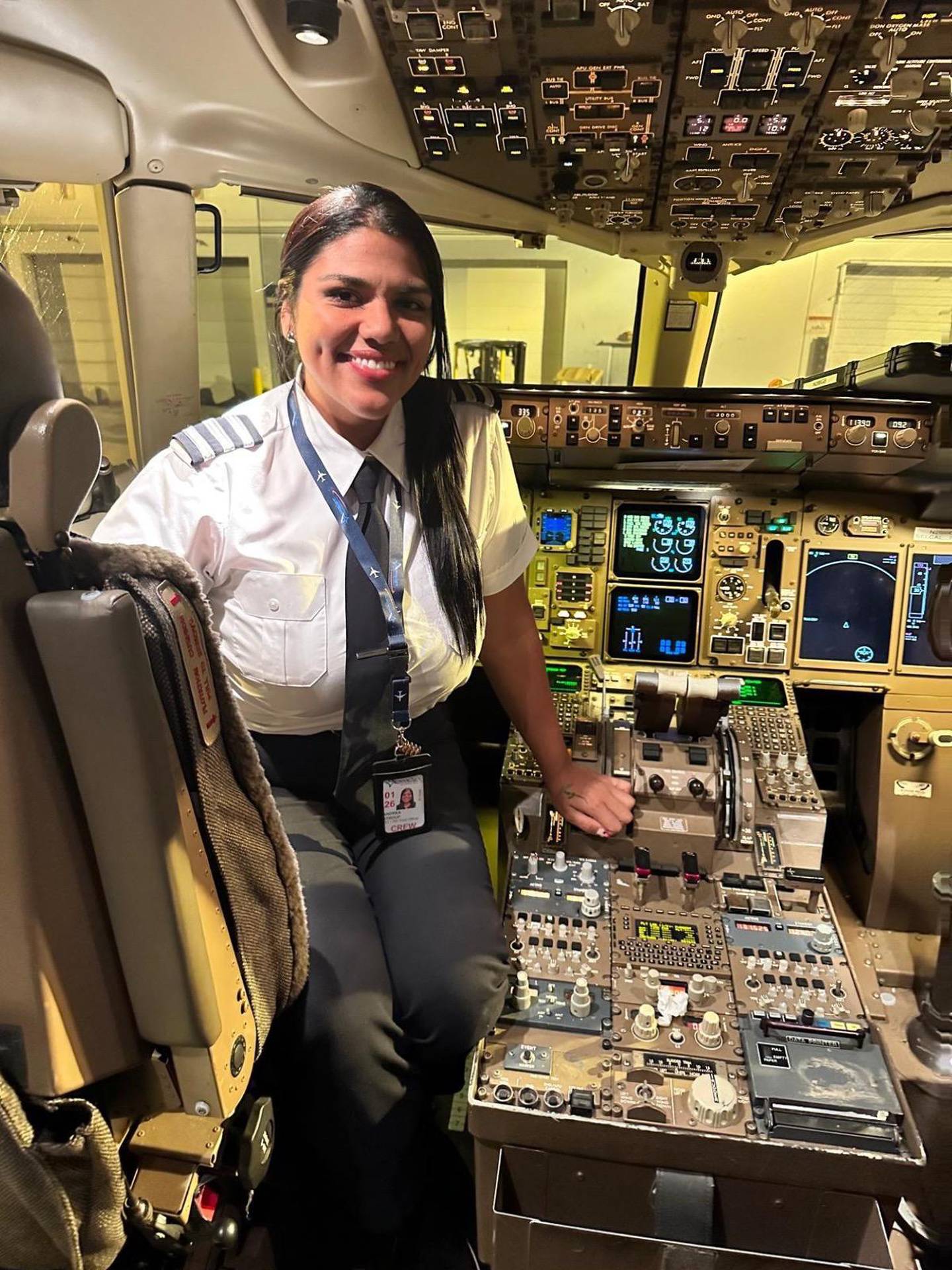 Andrea Stroup se convirtió la semana pasada en la primera mujer tica con licencia para volar un Boeing  747-400. Foto: Cortesía Andrea Stroup.