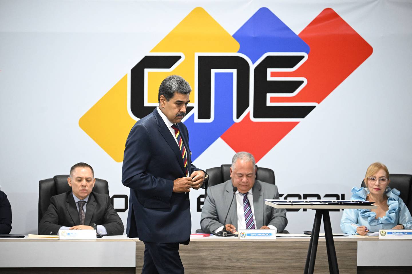 Nicolás Maduro, junto con ocho de los diez candidatos presidenciales, firmó un documento para respetar los resultados de las elecciones. Este acuerdo fue presentado por el Consejo Nacional Electoral (CNE).
