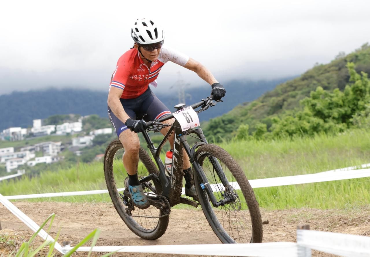 Adriana Rojas dominó un exigente circuito en La Senda de Guachipelín de Escazú, para coronarse campeona Centroamericana de ciclismo de montaña. Fotografía: Mayela López