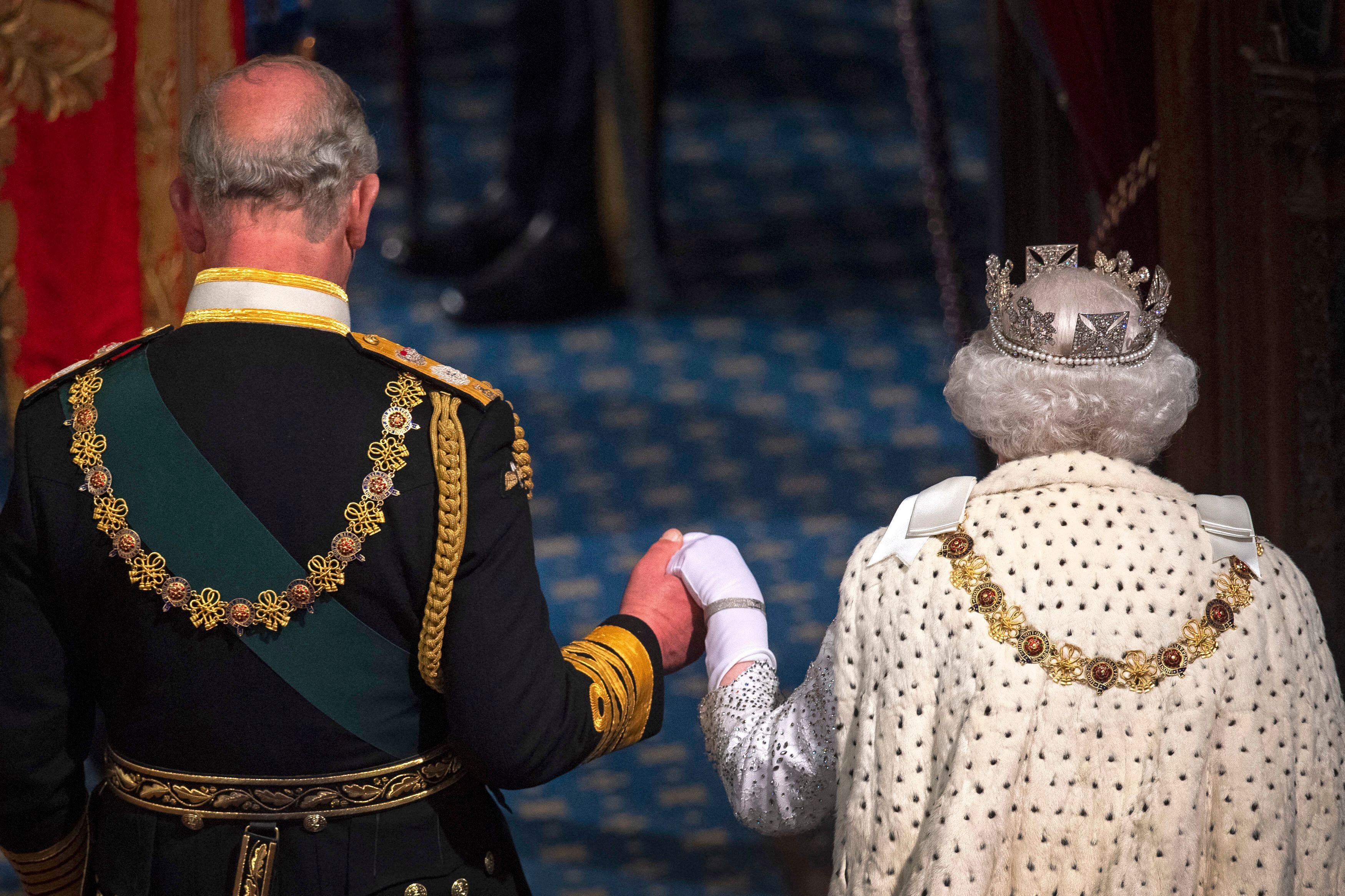 Tras la enorme popularidad que disfrutaba la reina Isabel II, el futuro de la monarquía británica se presagia más complicado para Carlos III. 