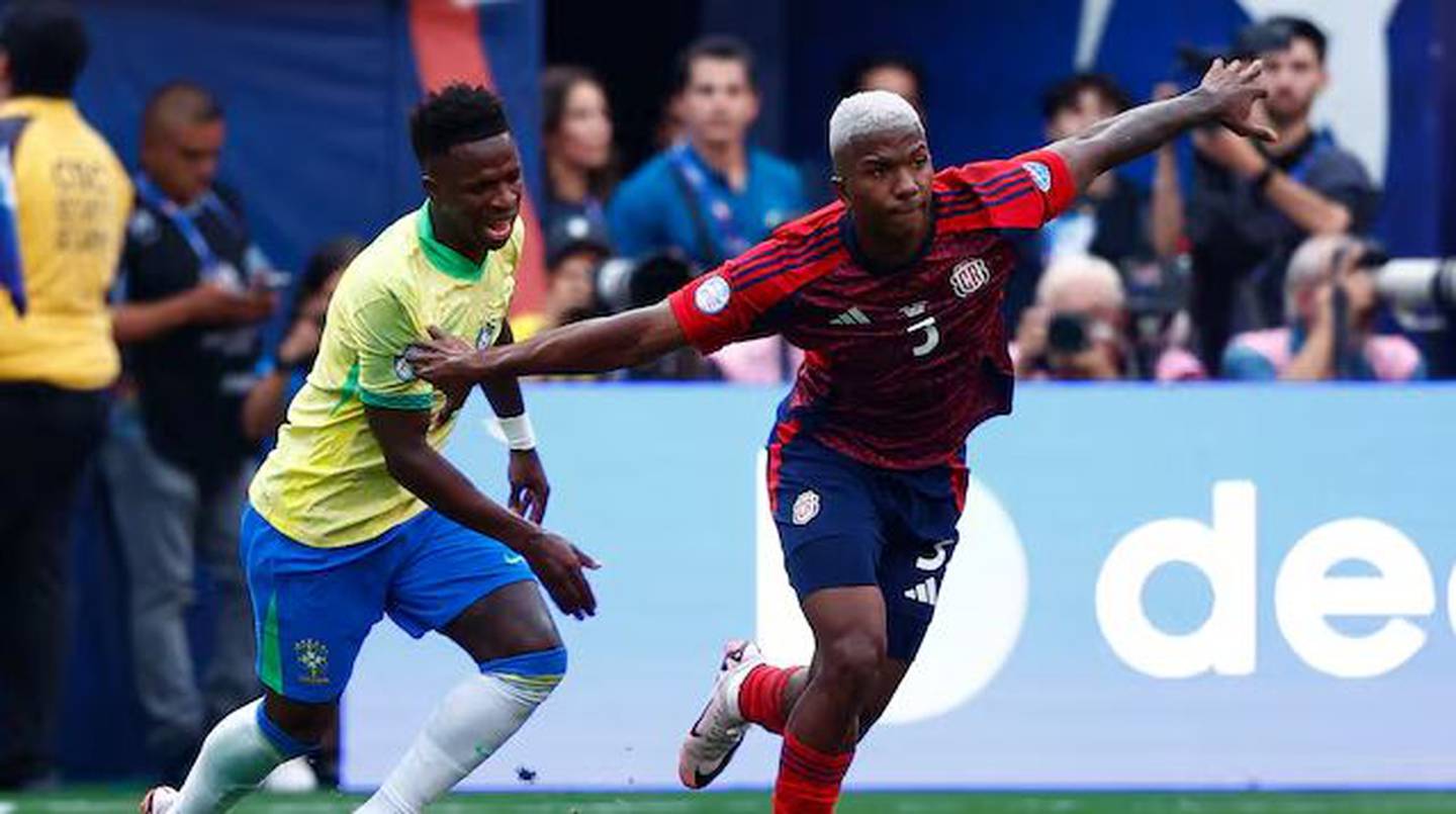 Jeyland Mitchell secó a Vinicius en el partido entre Costa Rica y Brasil. Foto: AFP