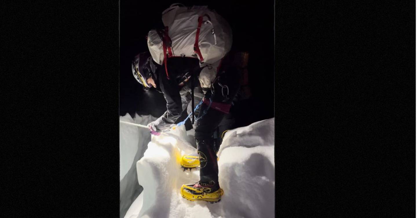 La montañista Ligia Madrigal compartió esta fotografía tomada por Dorchi Sherps, el Sherpa que la acompañó hasta la cima del mundo. (Foto: tomada de redes sociales de Ligia Madrigal)
