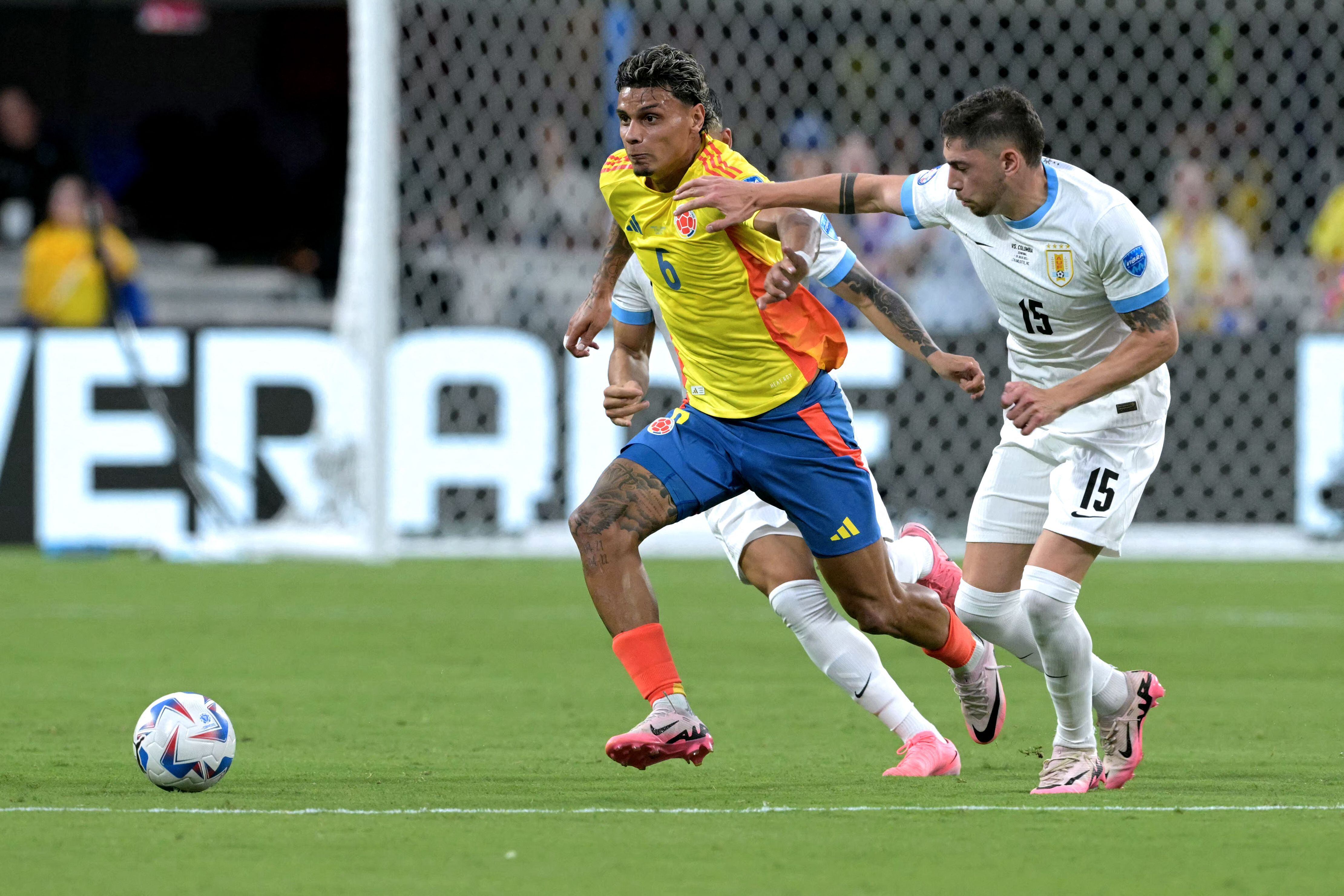 El volante colombiano Richard Ríos disputa el balón con el uruguayo Federico Valverde (der.), durante la semifinal en la Copa América.
