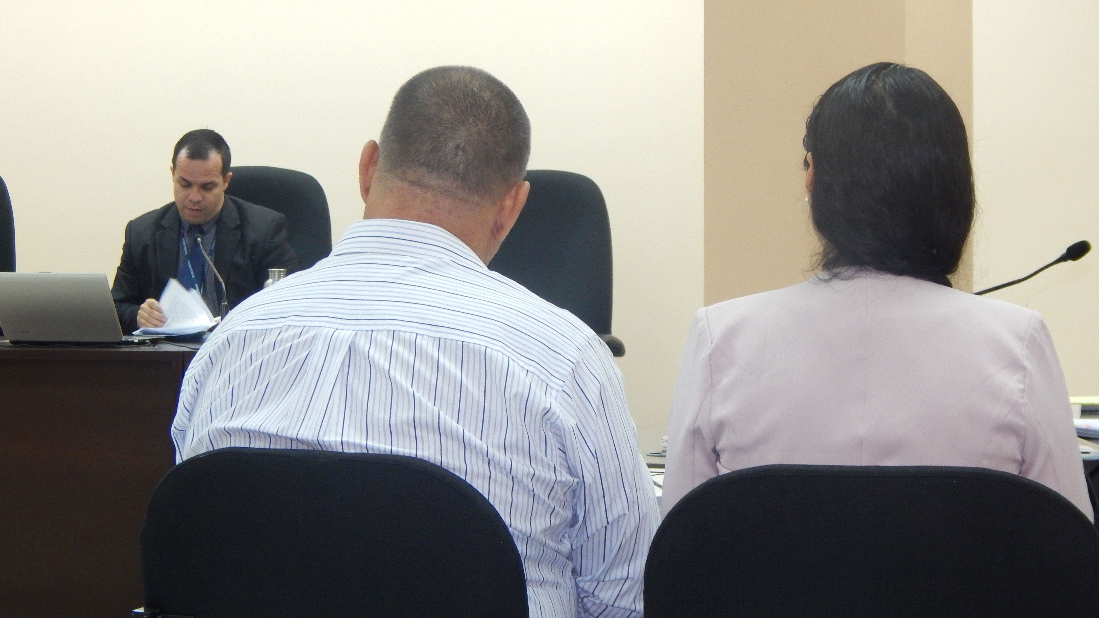 Gilbert Bell Fernández, alias Macho Coca y su esposa (ambos de espaldas)  enfrentaron en abril del 2018 un juicio en Limón por infracción al Código de Minería. Foto: 