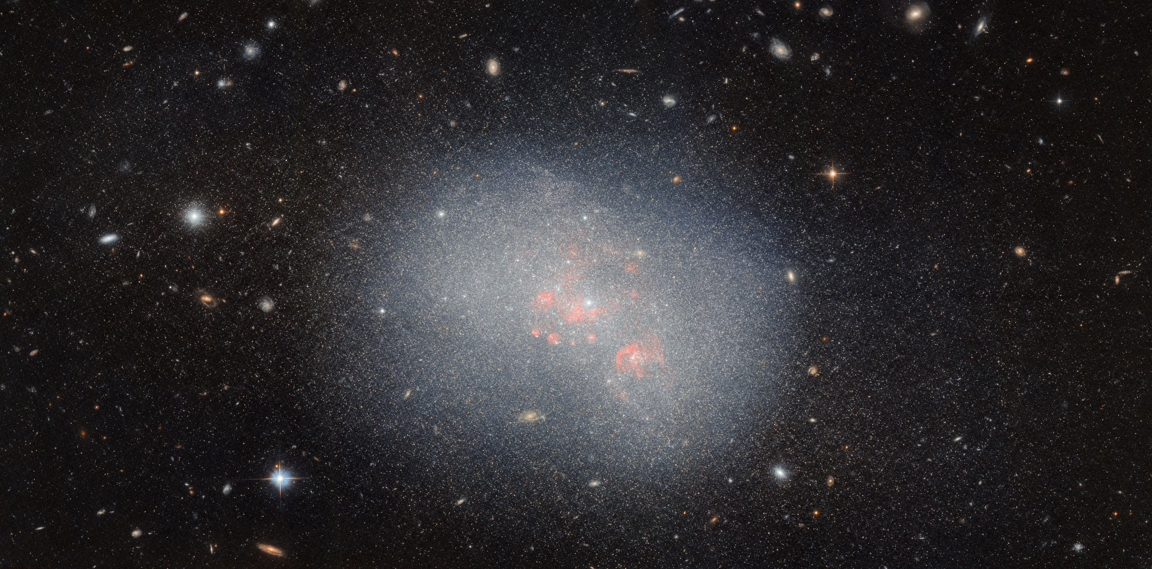 El Hubble captura la imagen de NGC 5238, revelando su complejidad y la posible absorción de una galaxia más pequeña.
