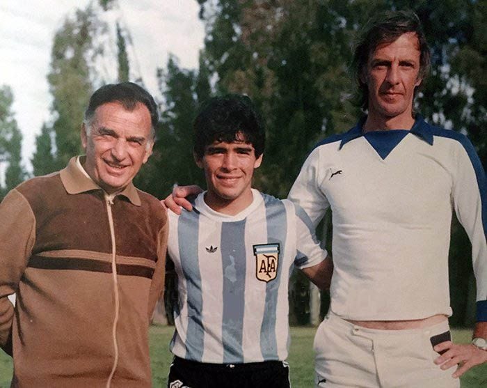 Menotti fue uno de los técnicos que más dirigió a Maradona. Trabajó con 'El pelusa' desde los años 70 en la selección y volvieron a coincidir en el FC Barcelona, en 1983. En esta fotografía aparecen ambos junto al exentrenador Ernesto Duchini. Foto: Wikimedia Commons