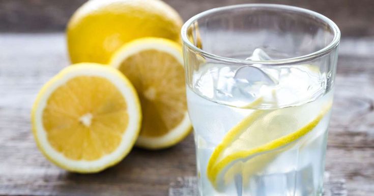 Beneficios del agua tibia con limón en ayunas: ¿mito o realidad?