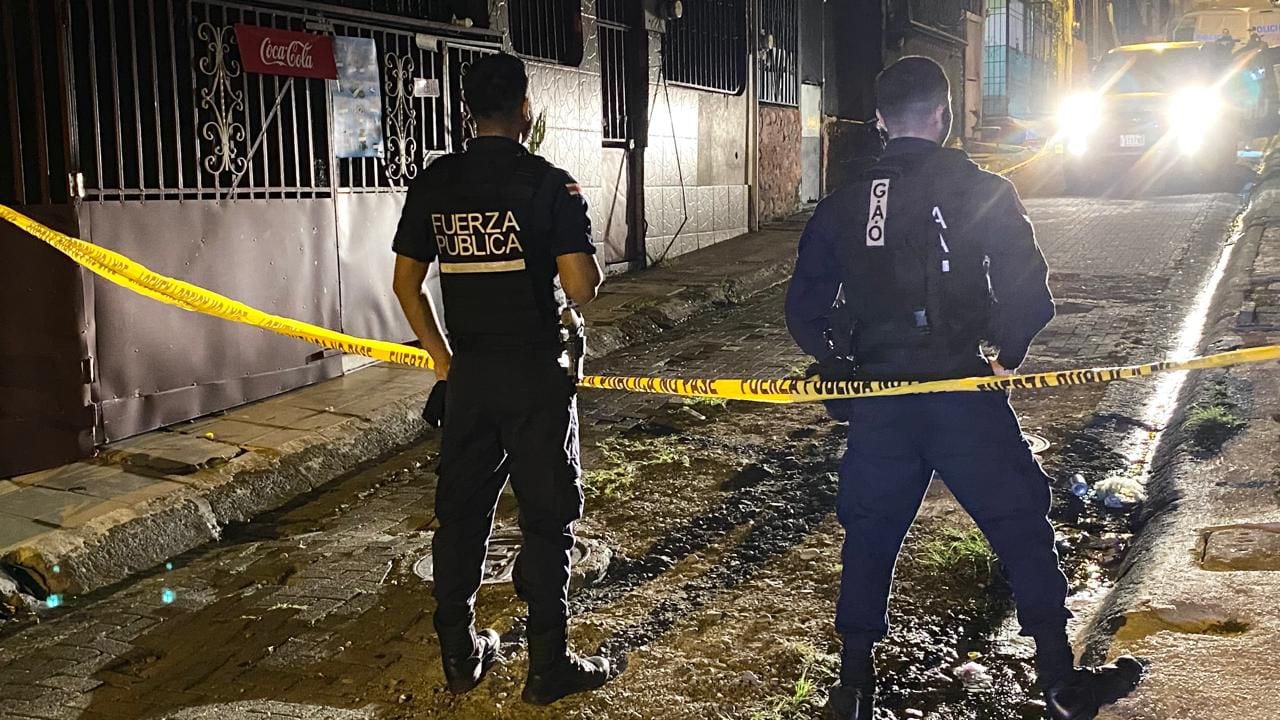 Dos hombres fueron asesinados en Limón. Uno de los cuerpos quedó en la vía pública y el otro en el corredor de una casa. Foto: Raúl Cascante, corresponsal GN. 