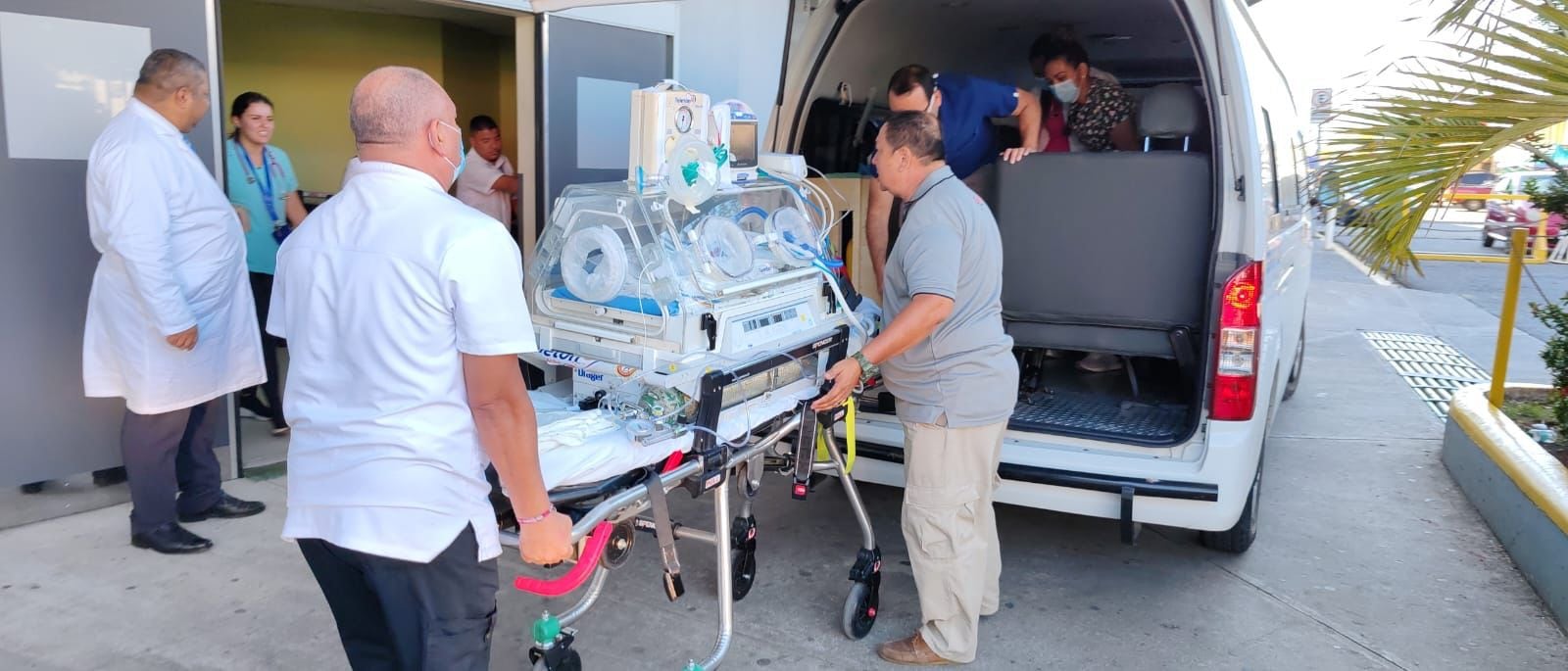 Bebé prematura hija de Angie Herrera Guzmán a su llegada al hospital de Puntarenas, las 3 p. m. de este 9 de enero. La recibió el director médico del Hospital Monseñor Sanabria, Rándall Álvarez, junto a personal de Pediatría de ese centro de salud. 