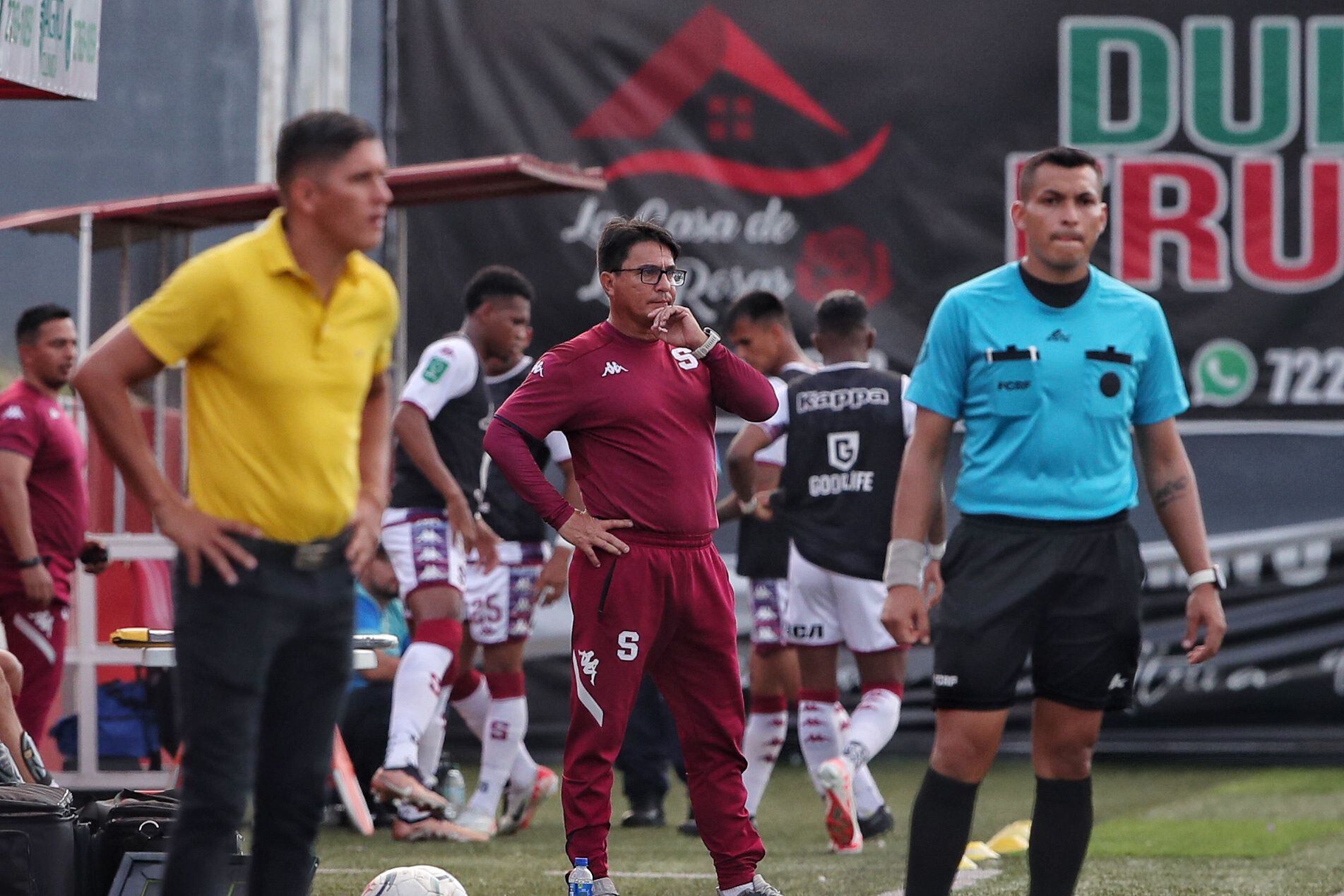El técnico Vladimir Quesada se mostró inquieto a lo largo de todo el partido entre Saprissa y el Santos de Guápiles, en el Ebal Rodríguez. 
