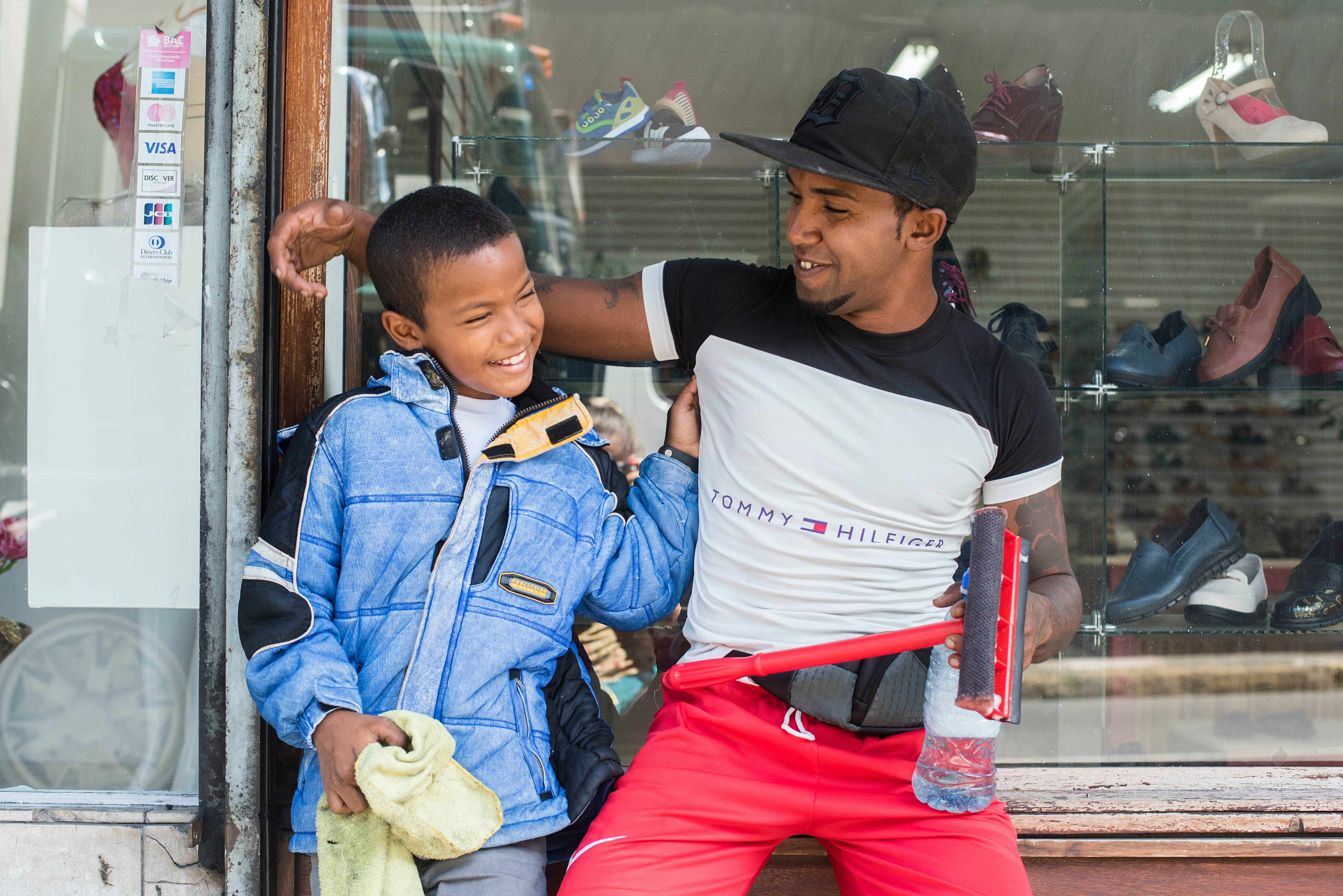 Richard y Aarón. Padre e hijo personifican al migrante que salió de Venezuela con el objetivo de mejorar su vida y tienen una relación digna de documentarse.