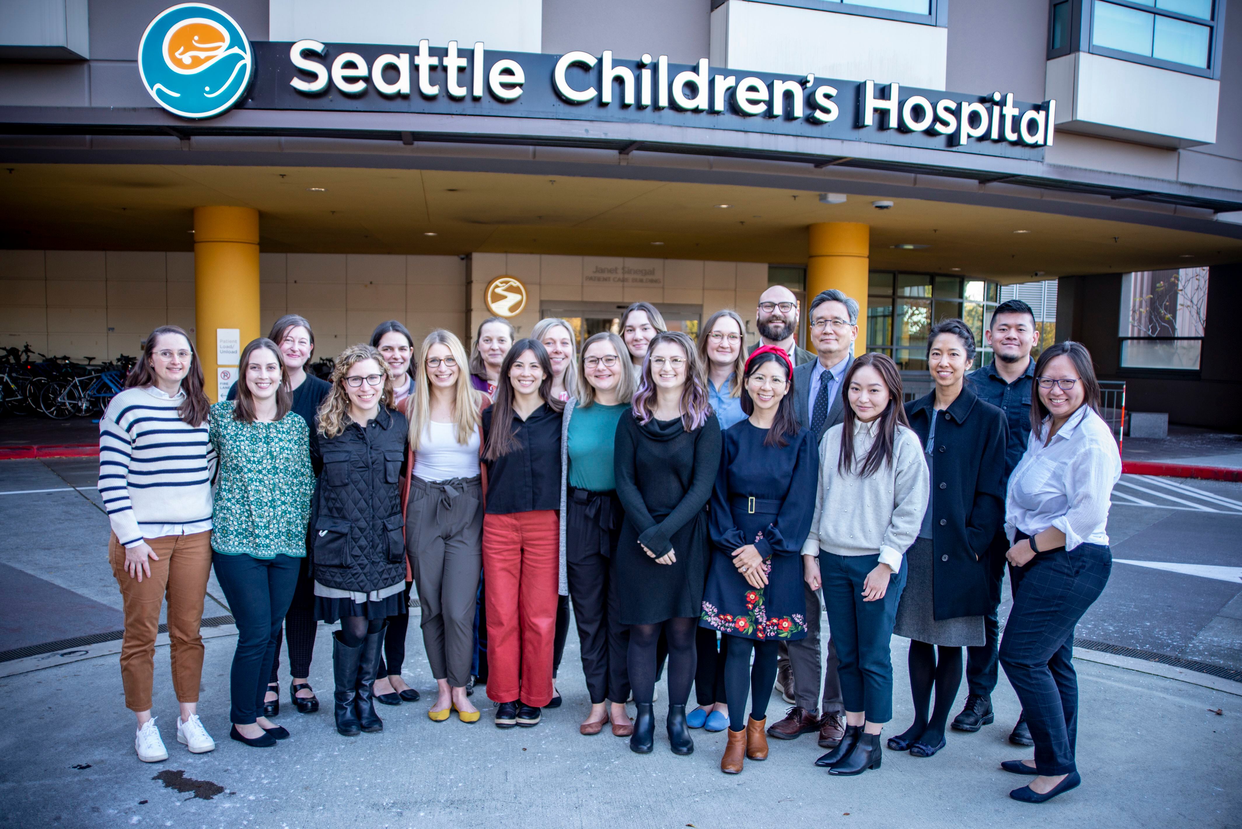 Mónica Penón (primera a la izquierda) con el equipo de trabajo del Hospital de Niños en Seattle. Fotografía: Cortesía