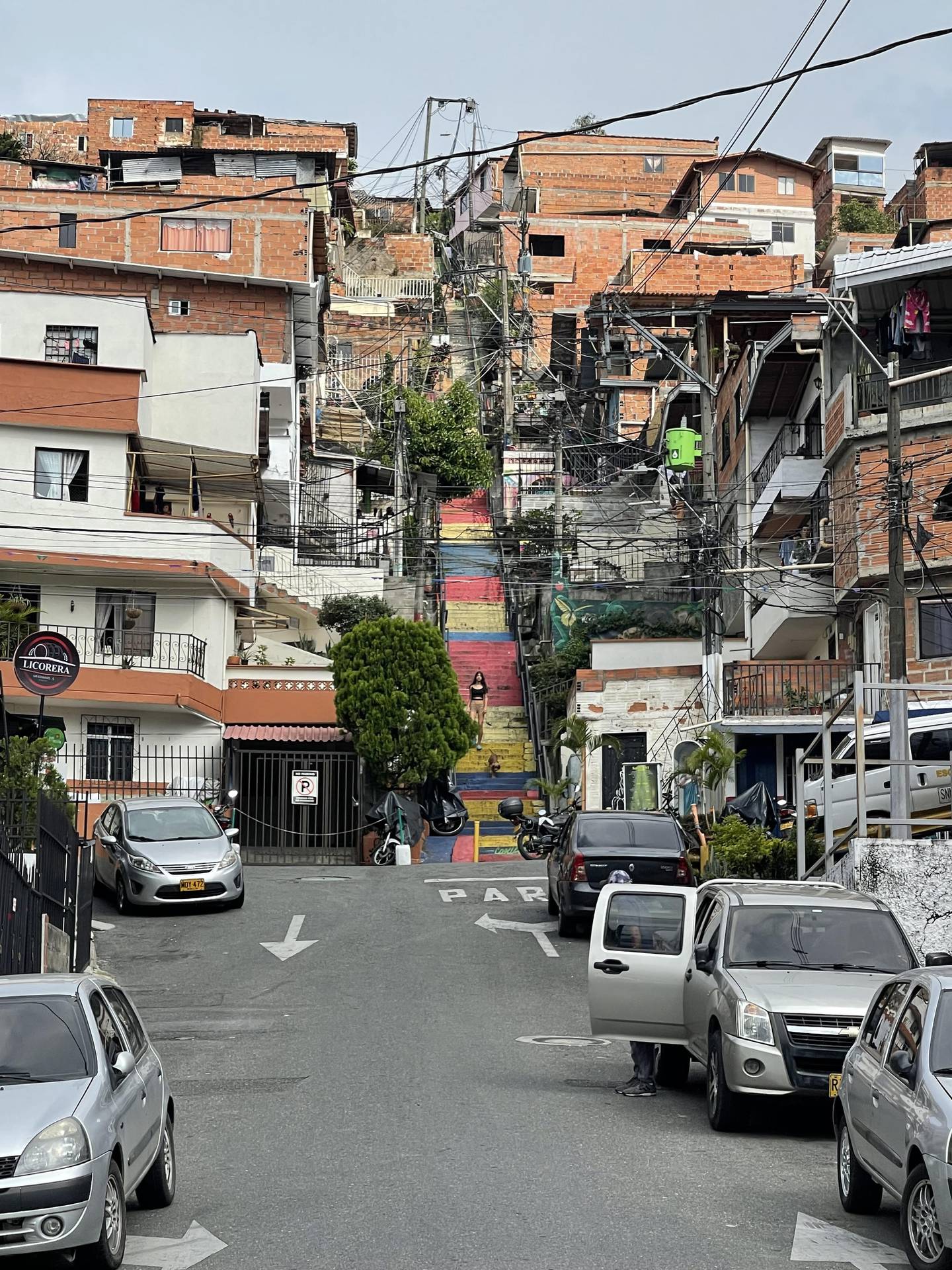 Comuna 13, Medellín, Colombia. Escaleras que aún comunican la barriada