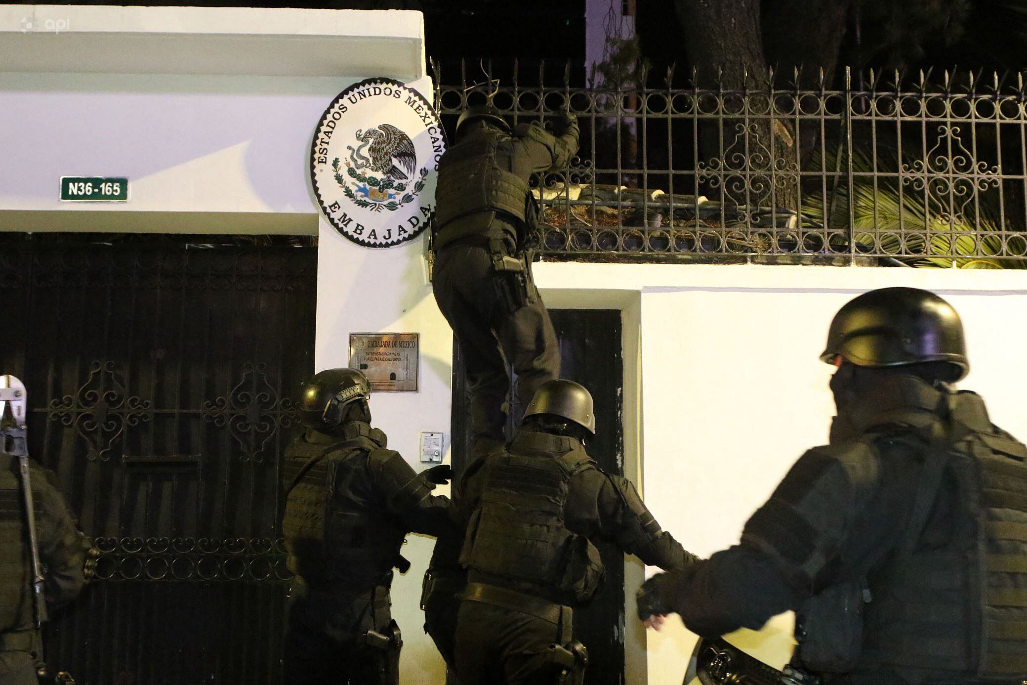 Las fuerzas especiales de la policía ecuatoriana entran en la embajada de México en Quito para arrestar al exvicepresidente de Ecuador.