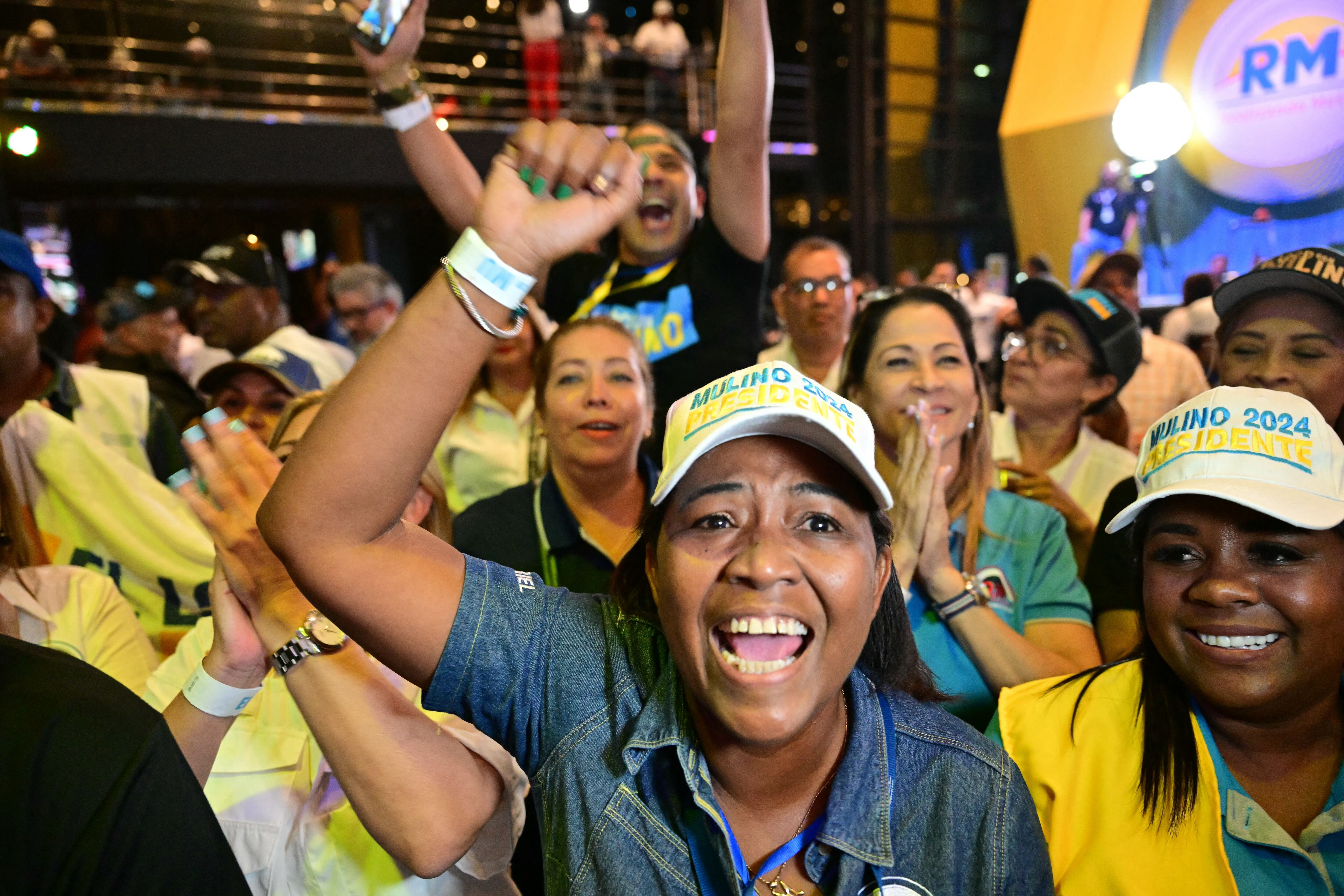 Los partidarios del candidato presidencial de Panamá por el partido Realizando Metas, José Raúl Mulino, celebran los primeros resultados de las elecciones presidenciales en la sede de su campaña en el Hotel Sheraton en la Ciudad de Panamá.