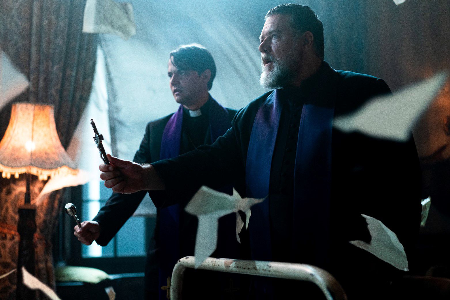 Gabriele Amorth (Russell Crowe) y el padre Esquivel (Daniel Zovatto) trabajan juntos para salvar a un niño en la película 'El Exorcista del Papa'.