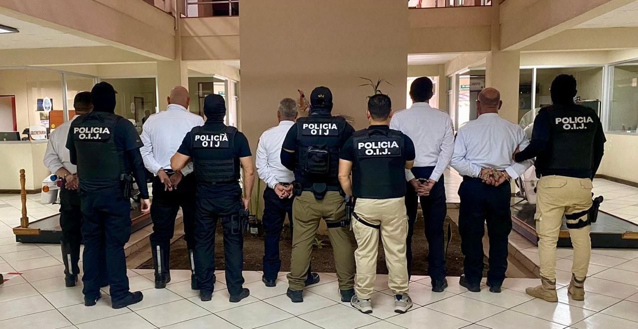 Cinco policías de Tránsito detenidos por supuestamente estar vinculados en el caso Madre Patria. Foto: OIJ. 