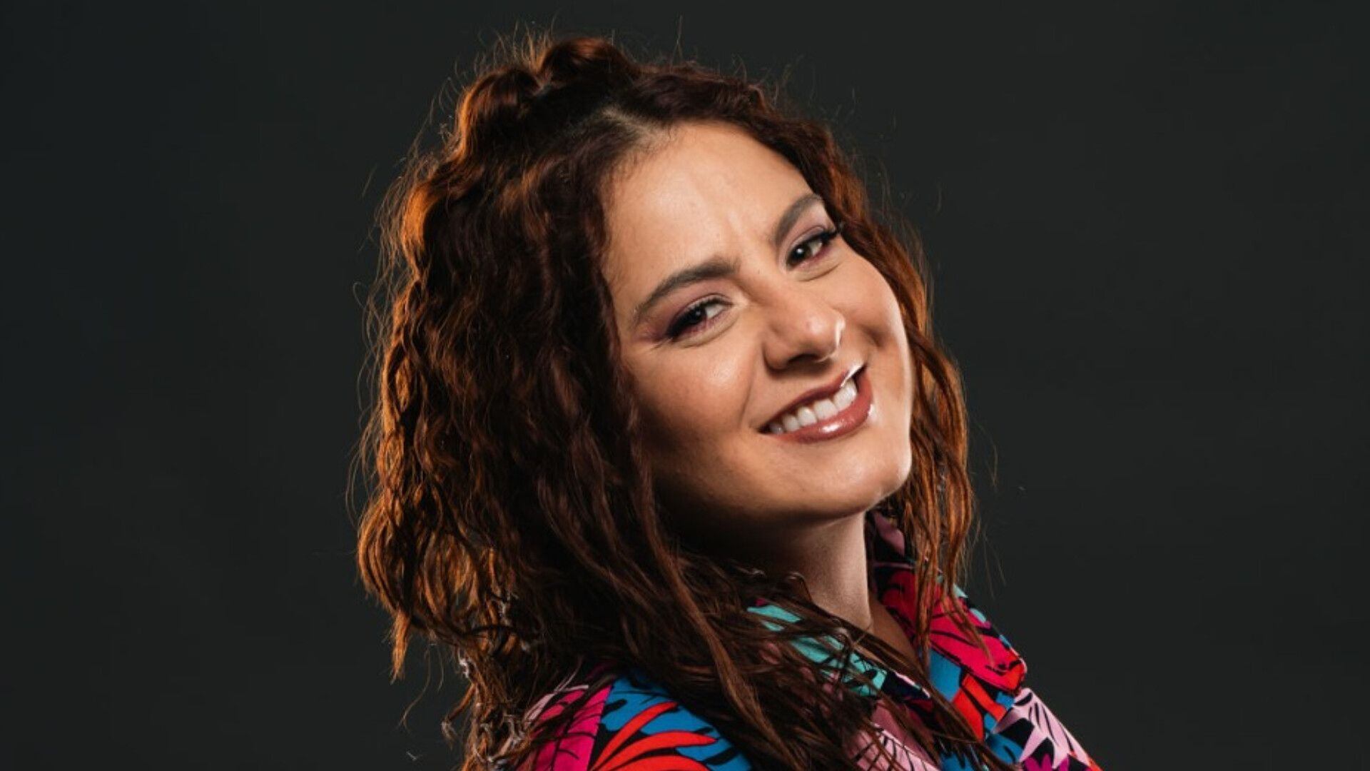Xiomara Ramírez deja de lado las baladas y se aventuró en un reguetón con cumbia romántica