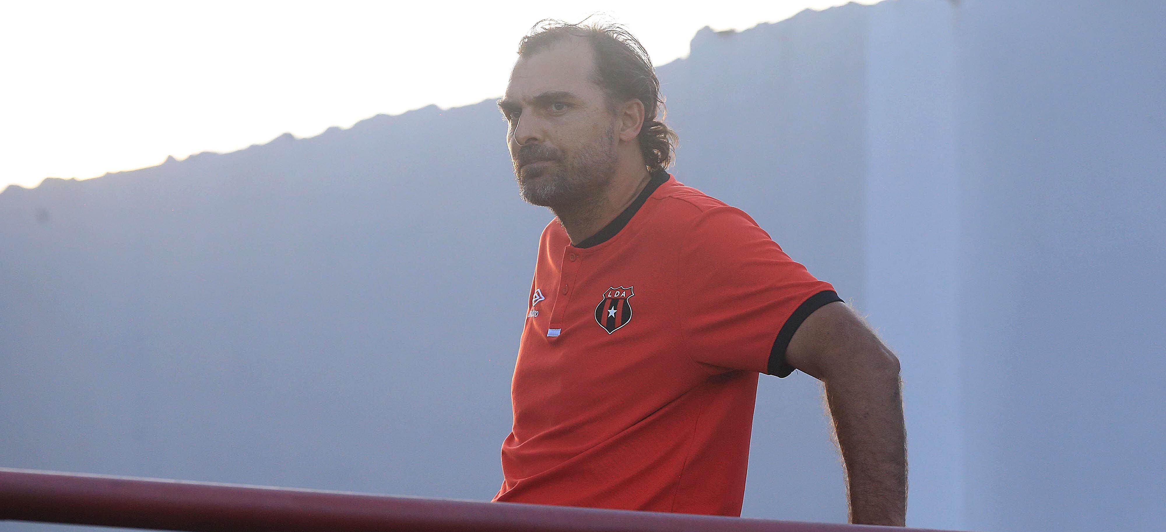 Andrés Carevic dejó de ser el técnico de Alajuelense
