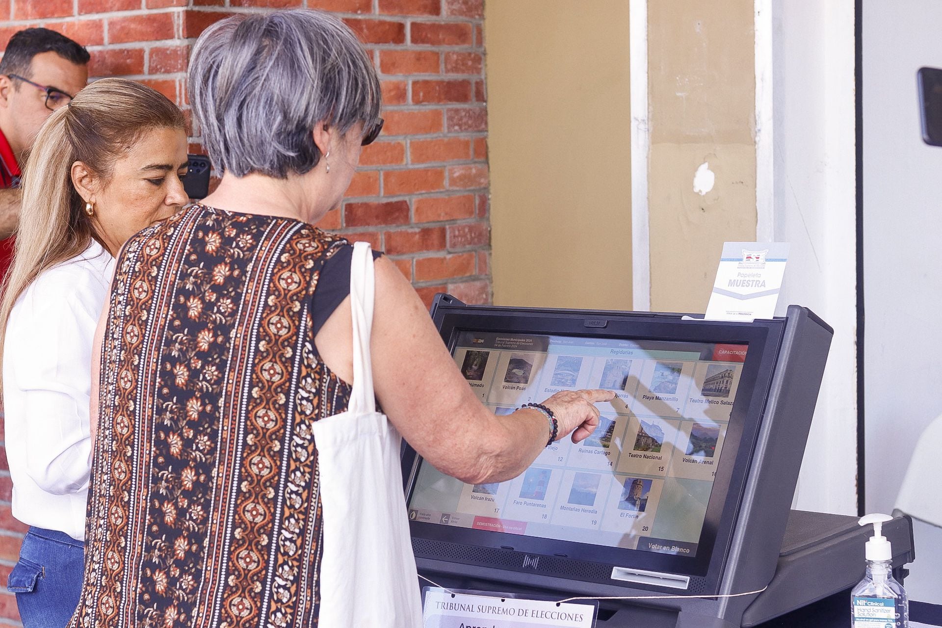 Votantes aprueban el voto electrónico: ‘Es rápido y seguro’