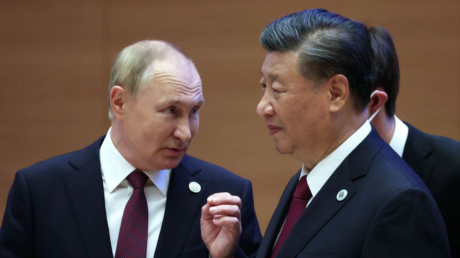 China ha pedido el alto al fuego e instado a iniciar las negociaciones de paz entre Rusia y Ucrania. Vladimir Putin habla con el presidente chino Xi Jinping durante una reunion de estados