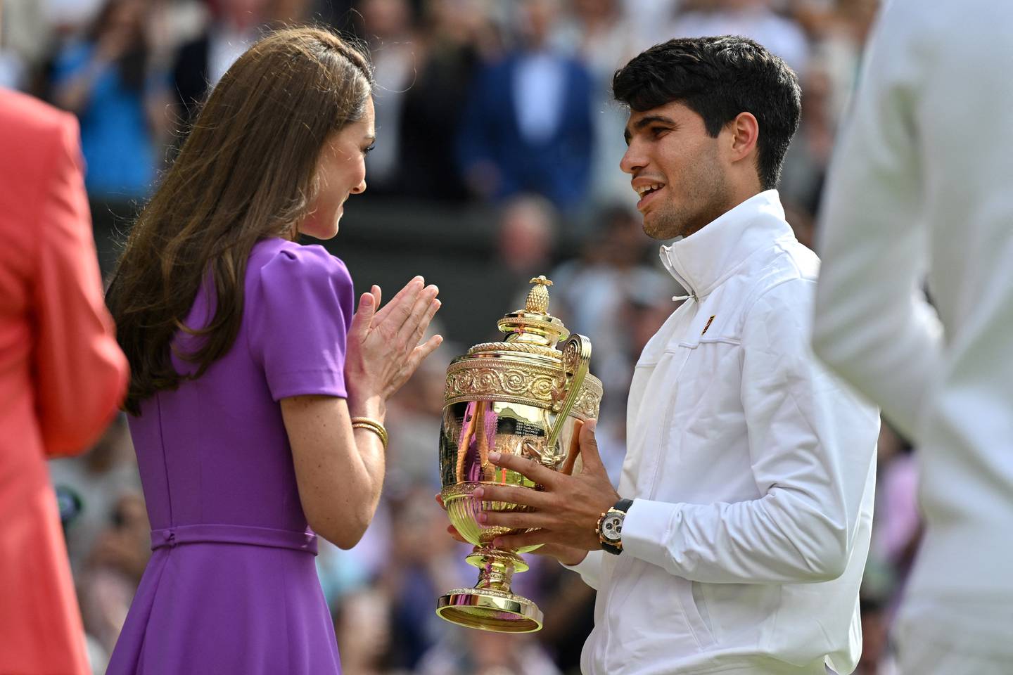 La británica Catherine, Princesa de Gales, felicita al español Carlos Alcaraz cuando recibe el trofeo del ganador después de vencer al serbio Novak Djokovic durante su partido final de tenis masculino en el decimocuarto día del Campeonato de Wimbledon