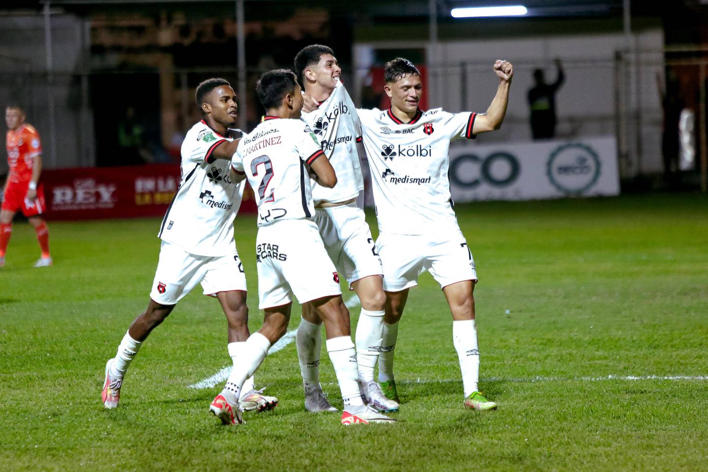 Con goles de Anthony Hernández y Esteban Cruz, Liga Deportiva Alajuelense sacó los tres puntos en la casa de Puntarenas FC.