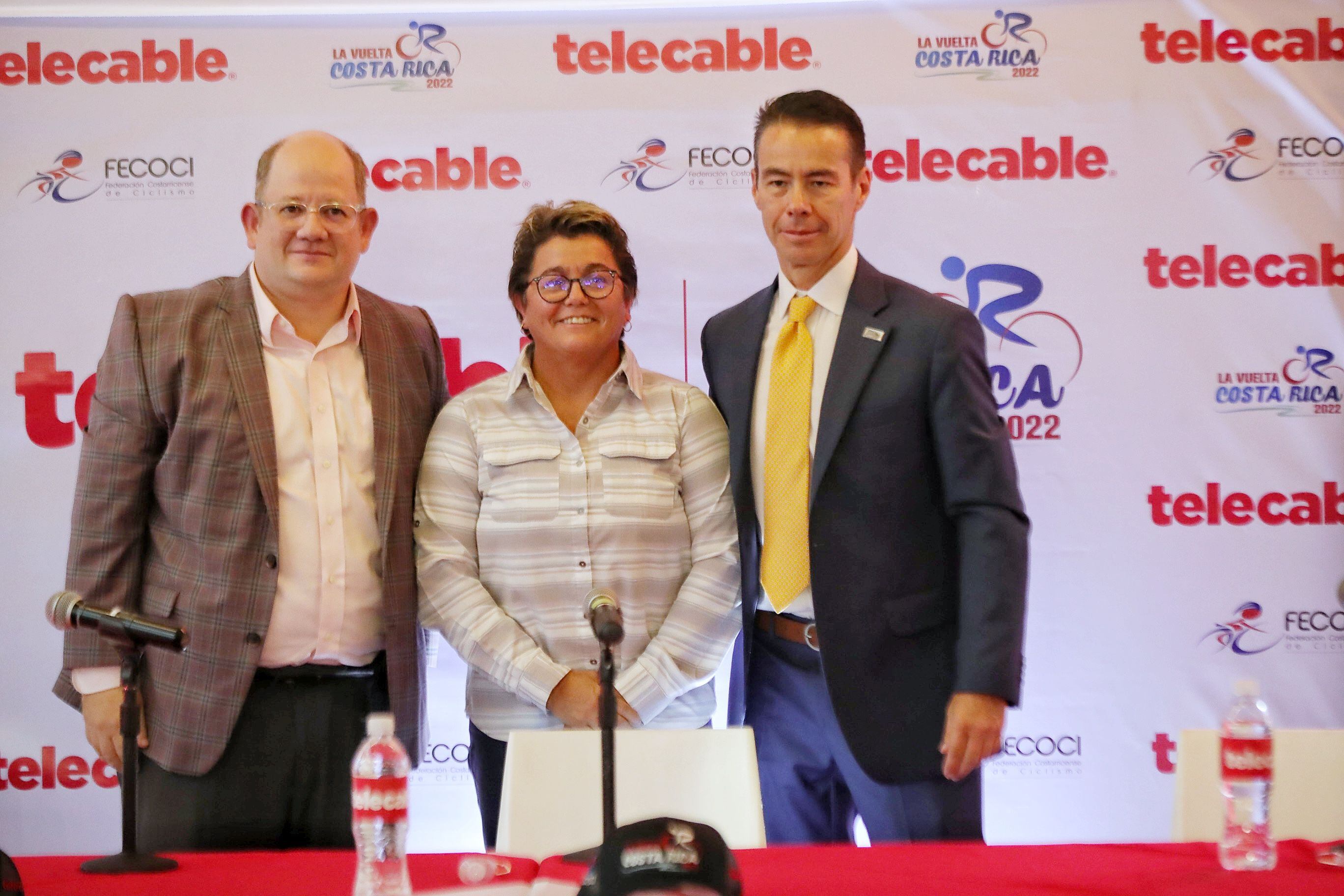 Rodolfo Apestesgui, gerente de Telecable; Gabriela Shaer, del Icoder; y Óscar Ávila, presidente de Fecoci, durante la presentación de la Vuelta a Costa Rica 2022.