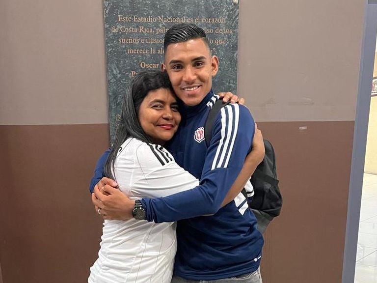 Haxzel Quirós junto con su madre, doña Isabel, quien viajó desde Isla Chira para verlo jugar con la Selección de Costa Rica. Fotografía: Cortesía