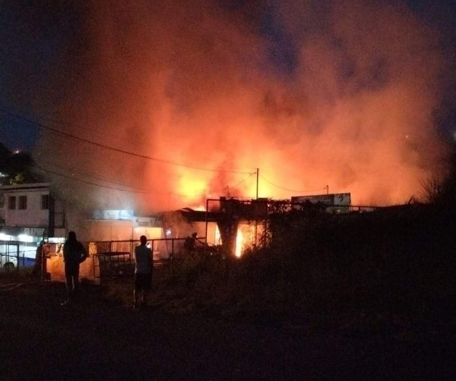 Una venta de repuestos, una heladería, una tienda y un ciclo se quemaron por completo. Foto: suministrada por Keyna Calderón.