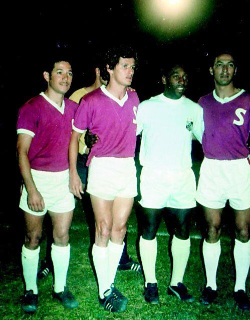 Edgar Marín, Carlos Solano y Fernando 'El Príncipe' Hernández, con el legndario Pelé, cuando el Santos de Brasil vino a Costa Rica.

