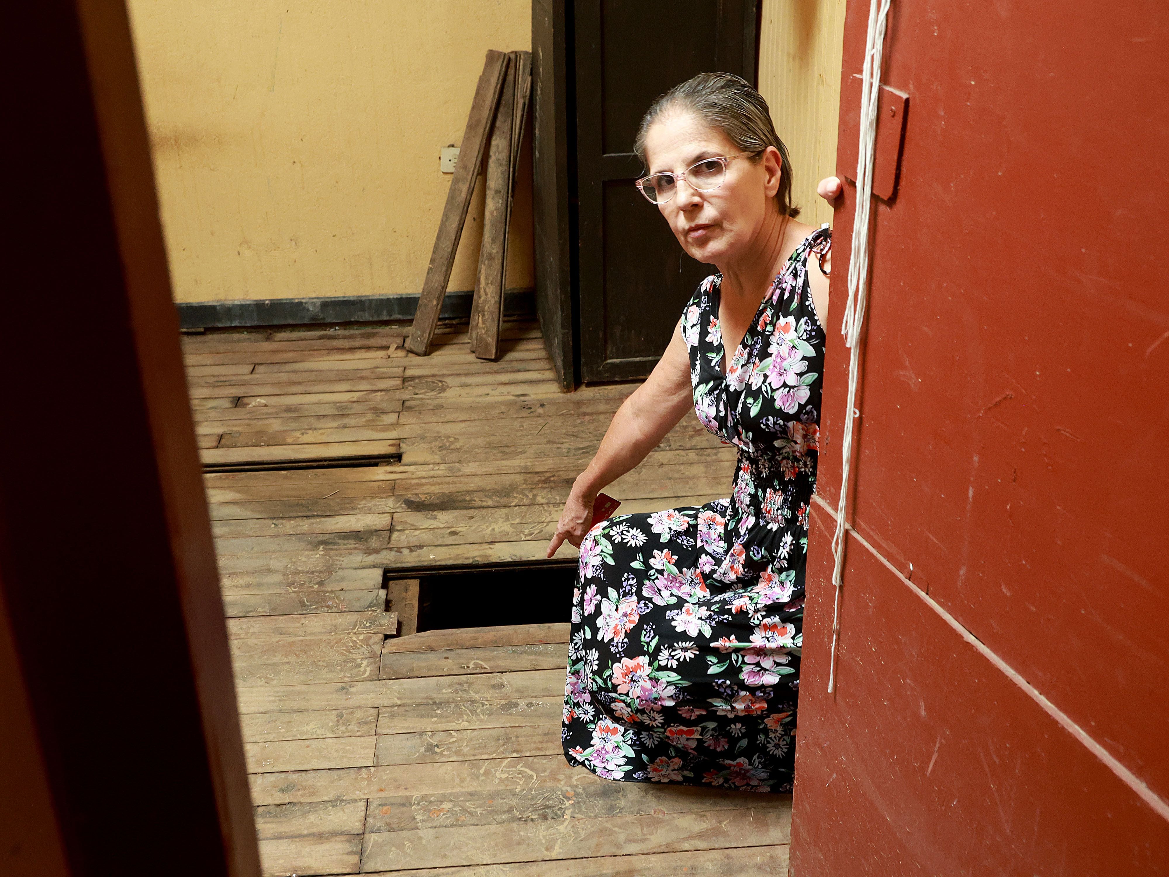 Doña Julia Gamboa, vecina de barrio El Jardín, muestra como el agua levantó el piso de madera e inundó todas las habitaciones. Foto: 