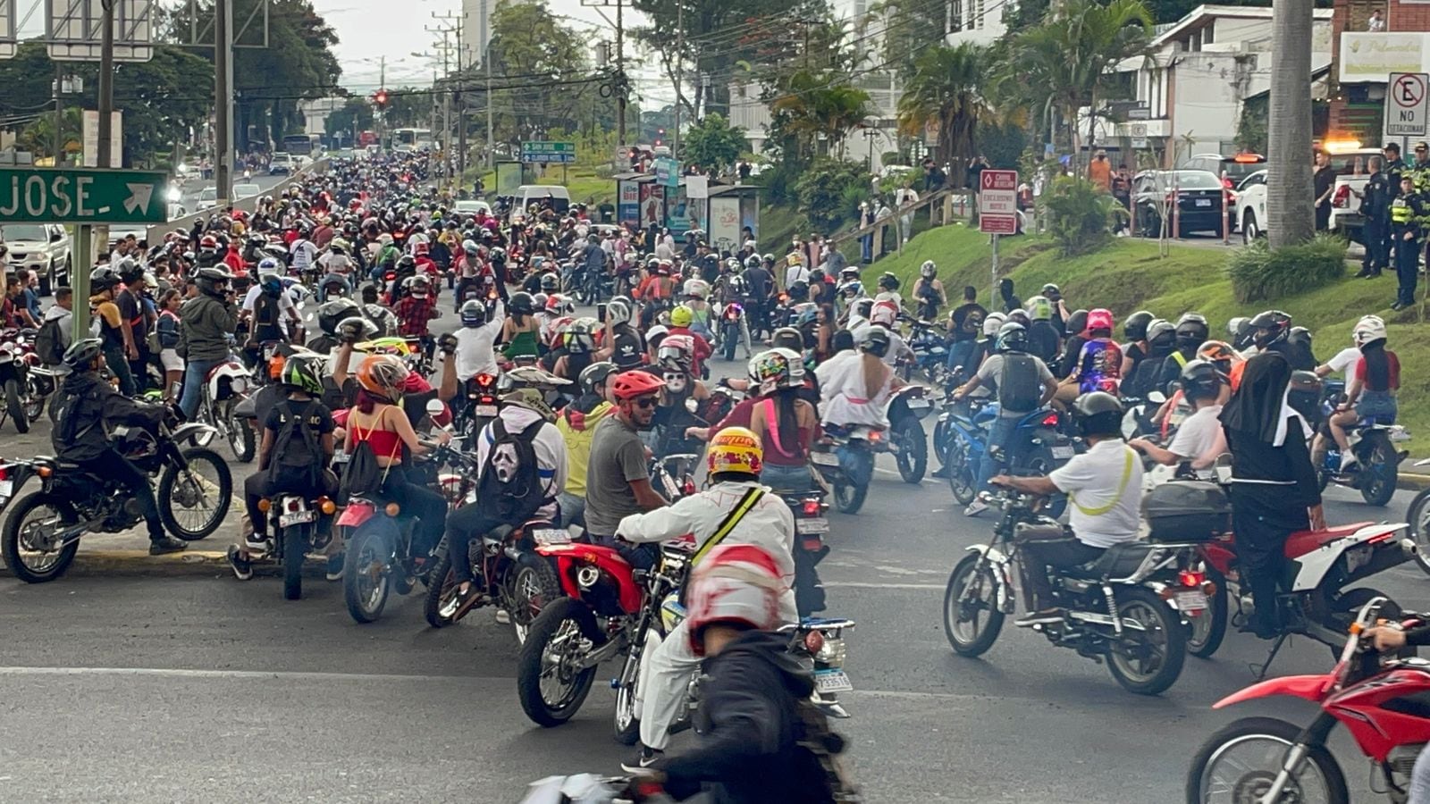 Vista de parte de los miles de motociclistas que este domingo colapsaron el tránsito al este de San José. Fotografía: Alonso Tenorio