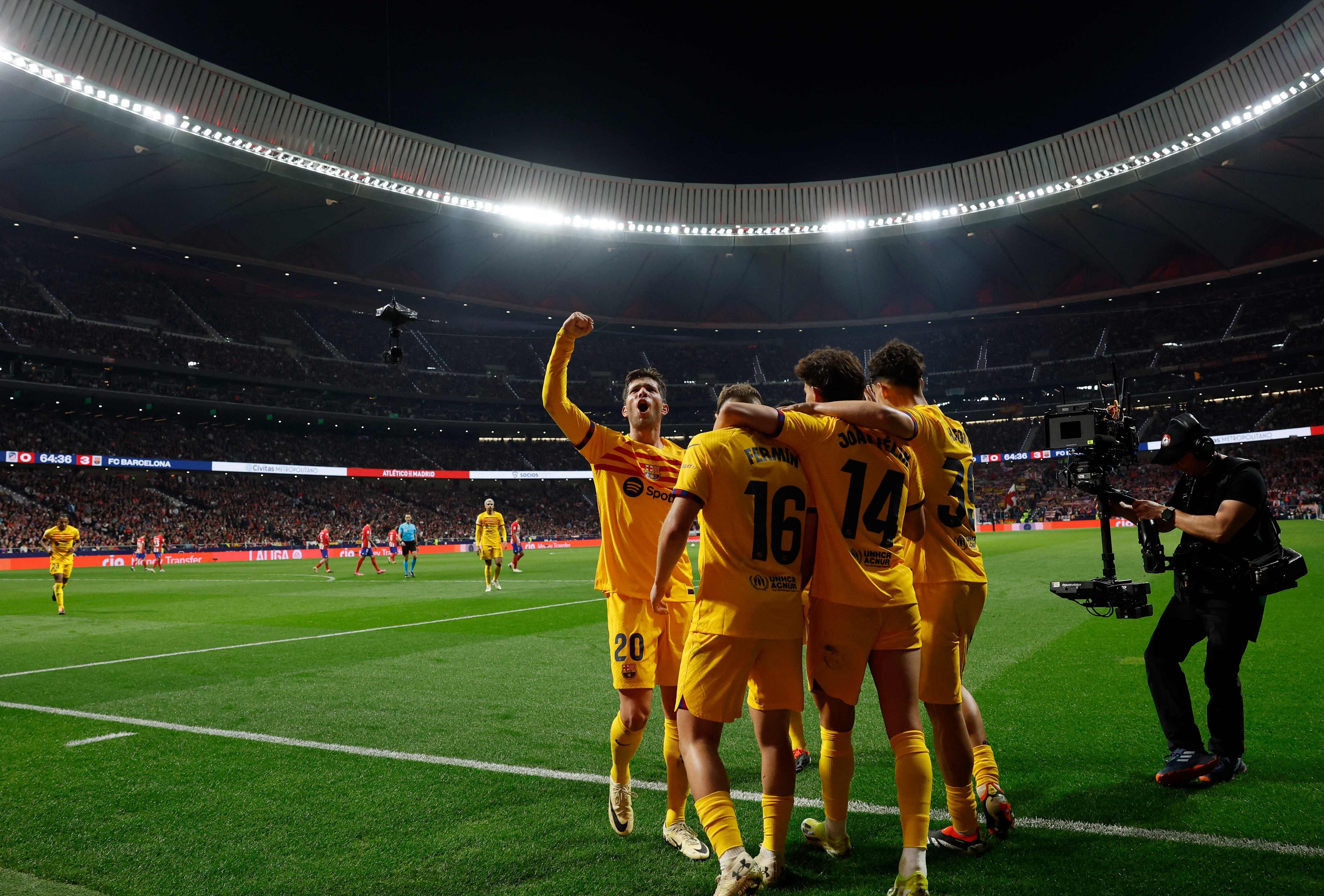 Los jugadores del Barcelona celebraron a lo grande su victoria como visitantes, ante el Atlético de Madrid. 
