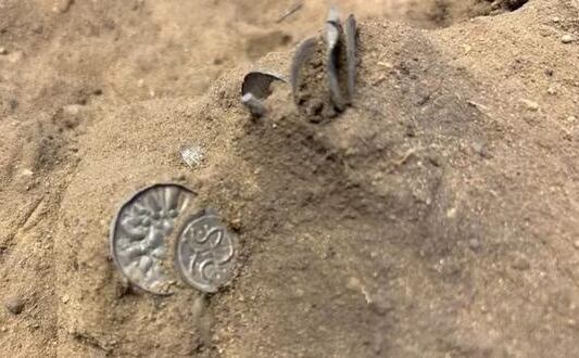 Las monedas fueron halladas cerca de un castillo vikingo. Foto: El Comercio Perú.