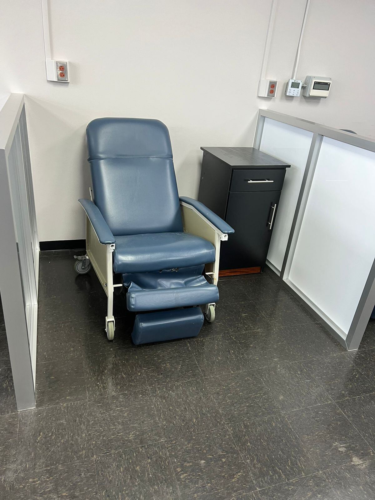 Los pacientes del Hospital San Carlos contarán con un sillón y una mesa de noche como estos de la foto mientras reciben quimioterapia. Fotografía: Cortesía
