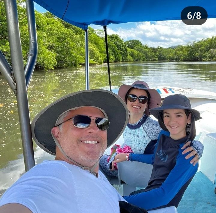 Danica McKellar y su familia disfrutaron de un entretenido paseo en bote.