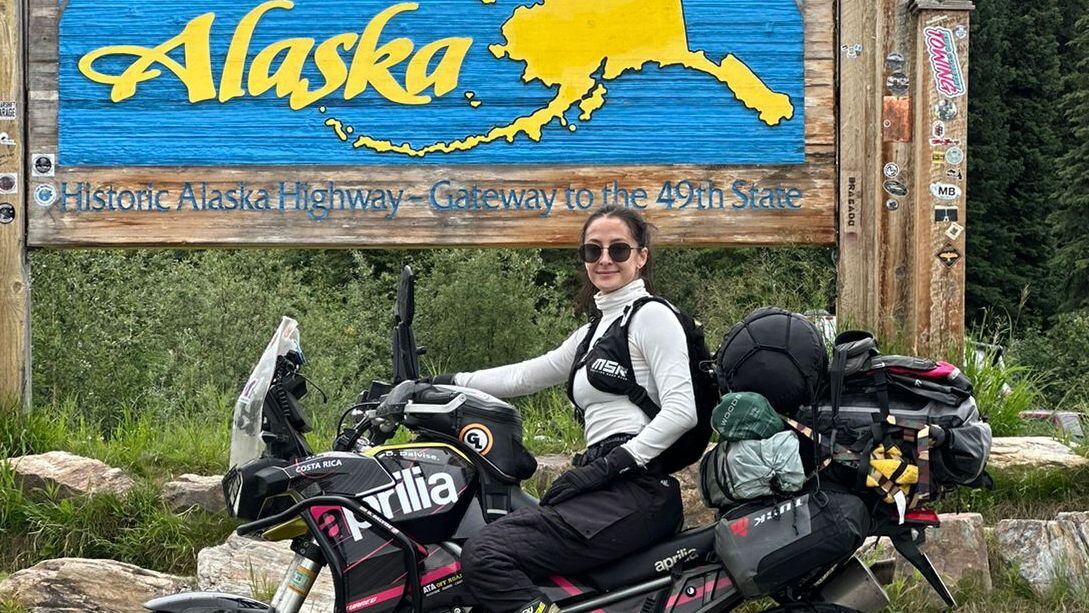 Motociclista tica manejó desde Costa Rica hasta Alaska en solo un mes: esta es su historia