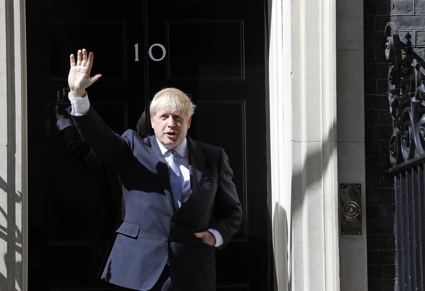 El nuevo primer ministro británico, Boris Johnson, se despide desde las afueras de 10 Downing Street, Londres, el 24 de julio del 2019. Foto: AFP