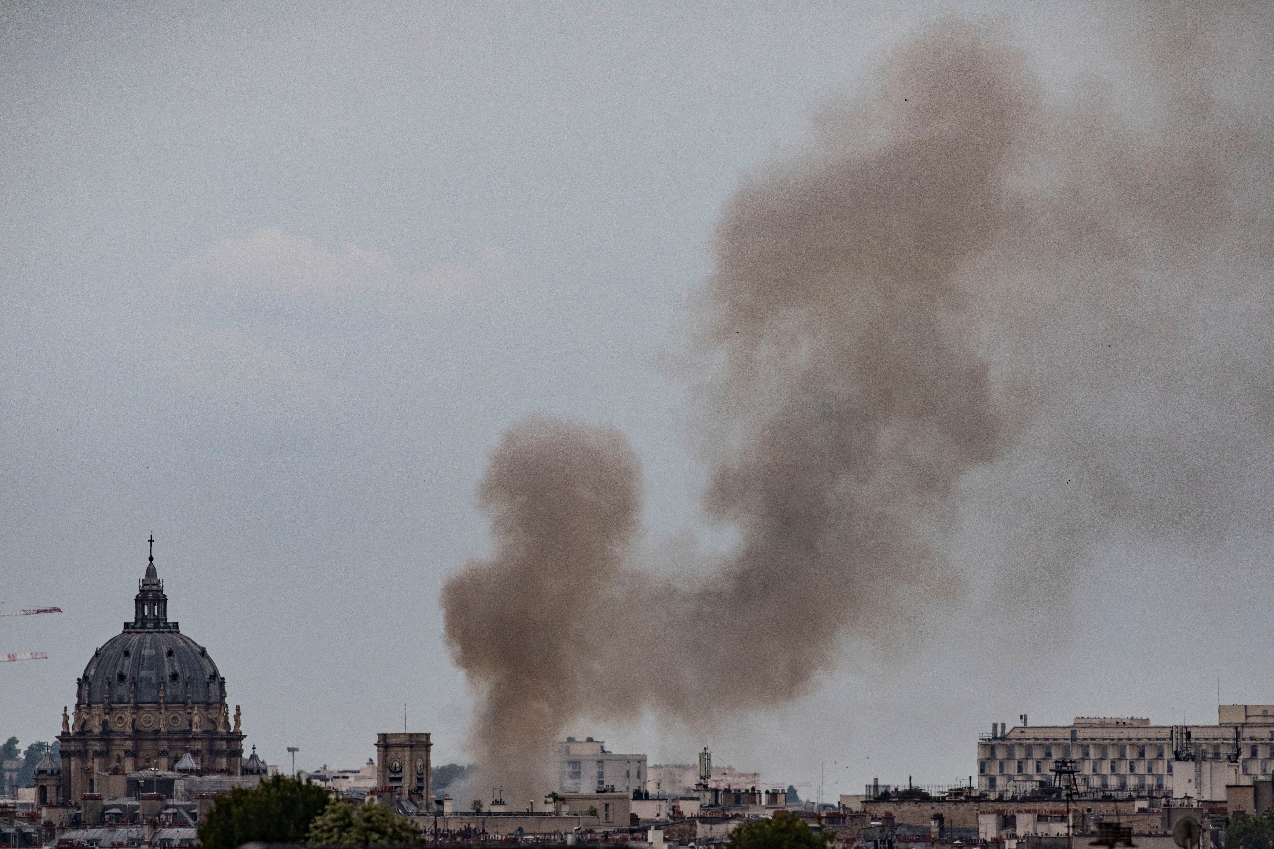 Una imagen de esta agencia mostraba una columna de humo y llamas sobre las ruinas de un edificio.