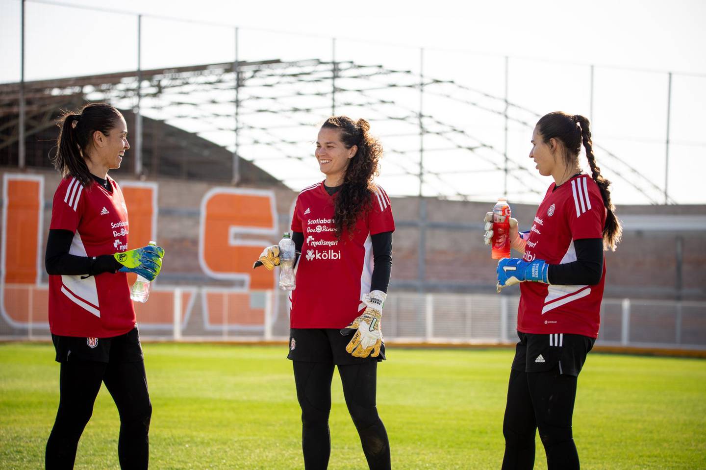 Las porteras Priscila Tapia, Noelia Bermúdez y Daniela Solera competirán por el puesto en la Revelations Cup. Prensa Fedefútbol.